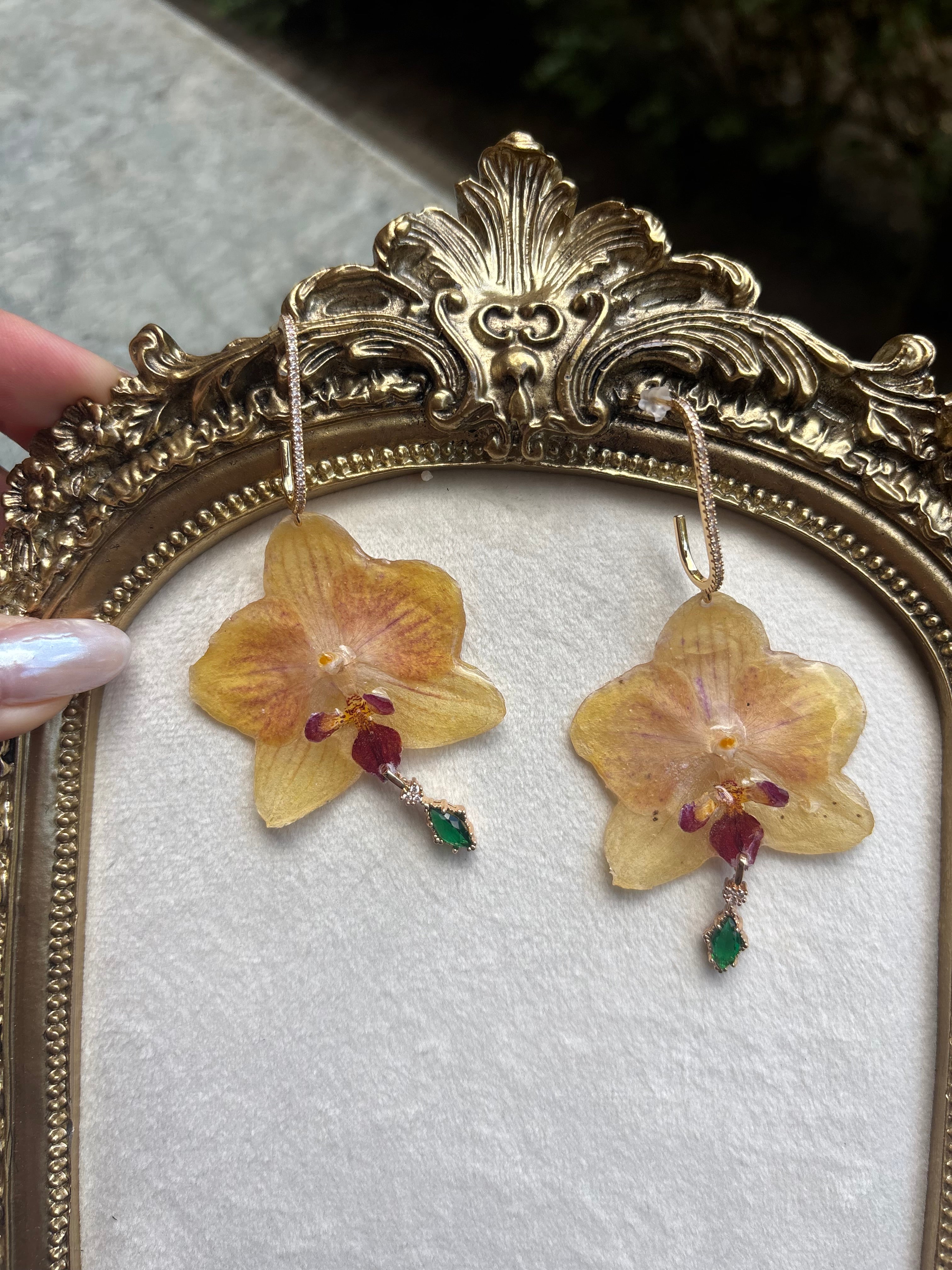 Pendientes Dorados con Flor Real Orquídea Amarilla | JOYERÍA BOTÁNICA |
