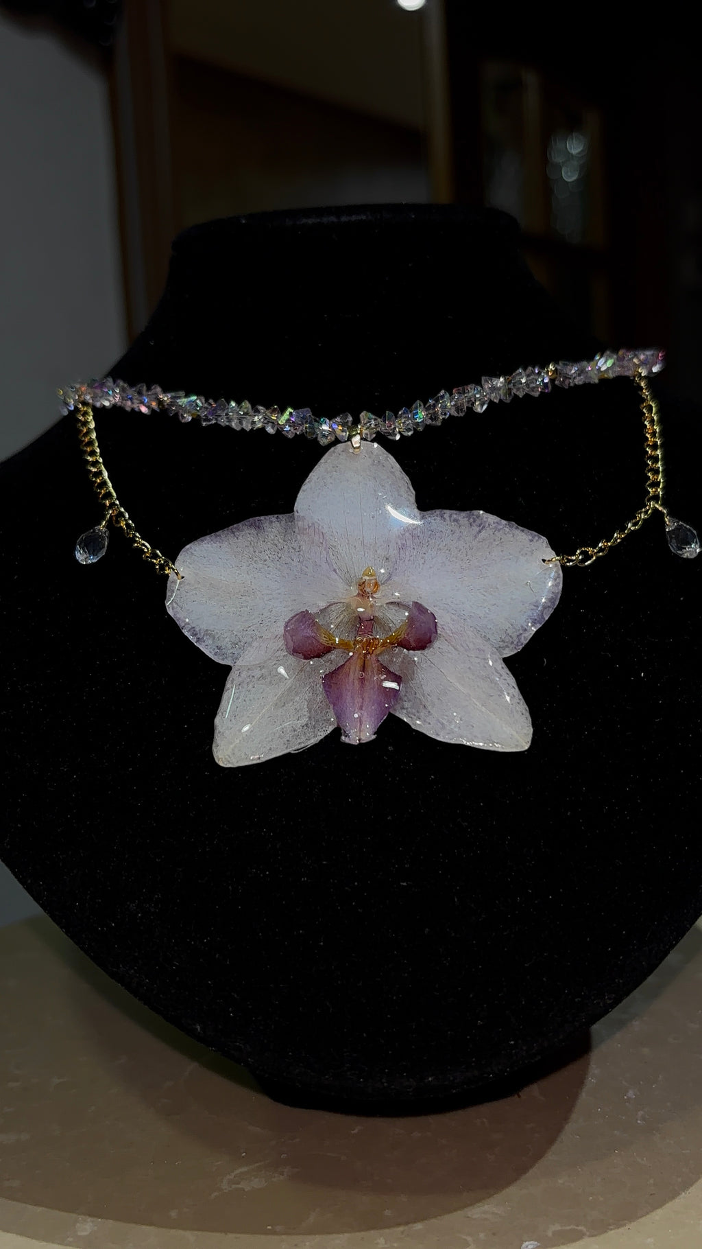 Collar Dorado con Flor Real Orquídea Blanca-Morada| JOYERÍA BOTÁNICA |