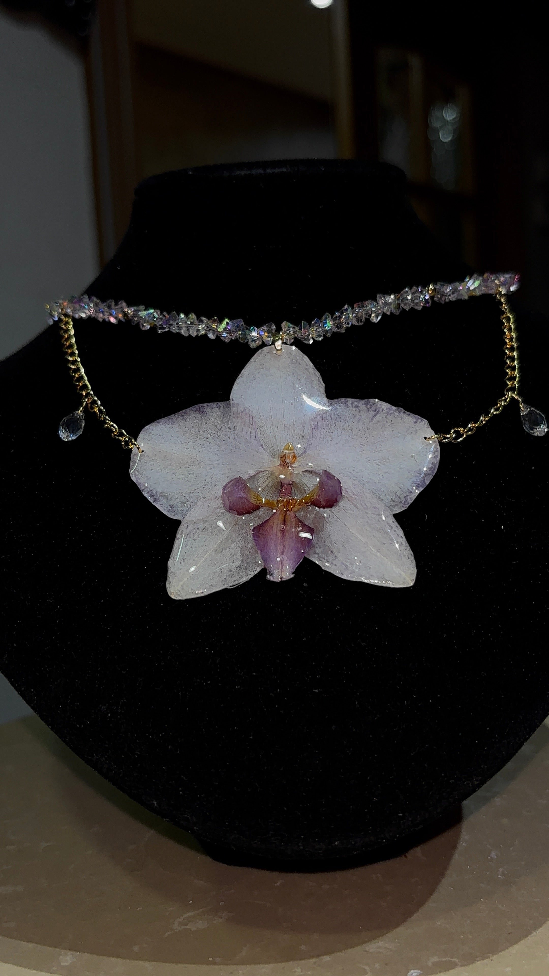 Collar Dorado con Flor Real Orquídea Blanca-Morada| JOYERÍA BOTÁNICA |