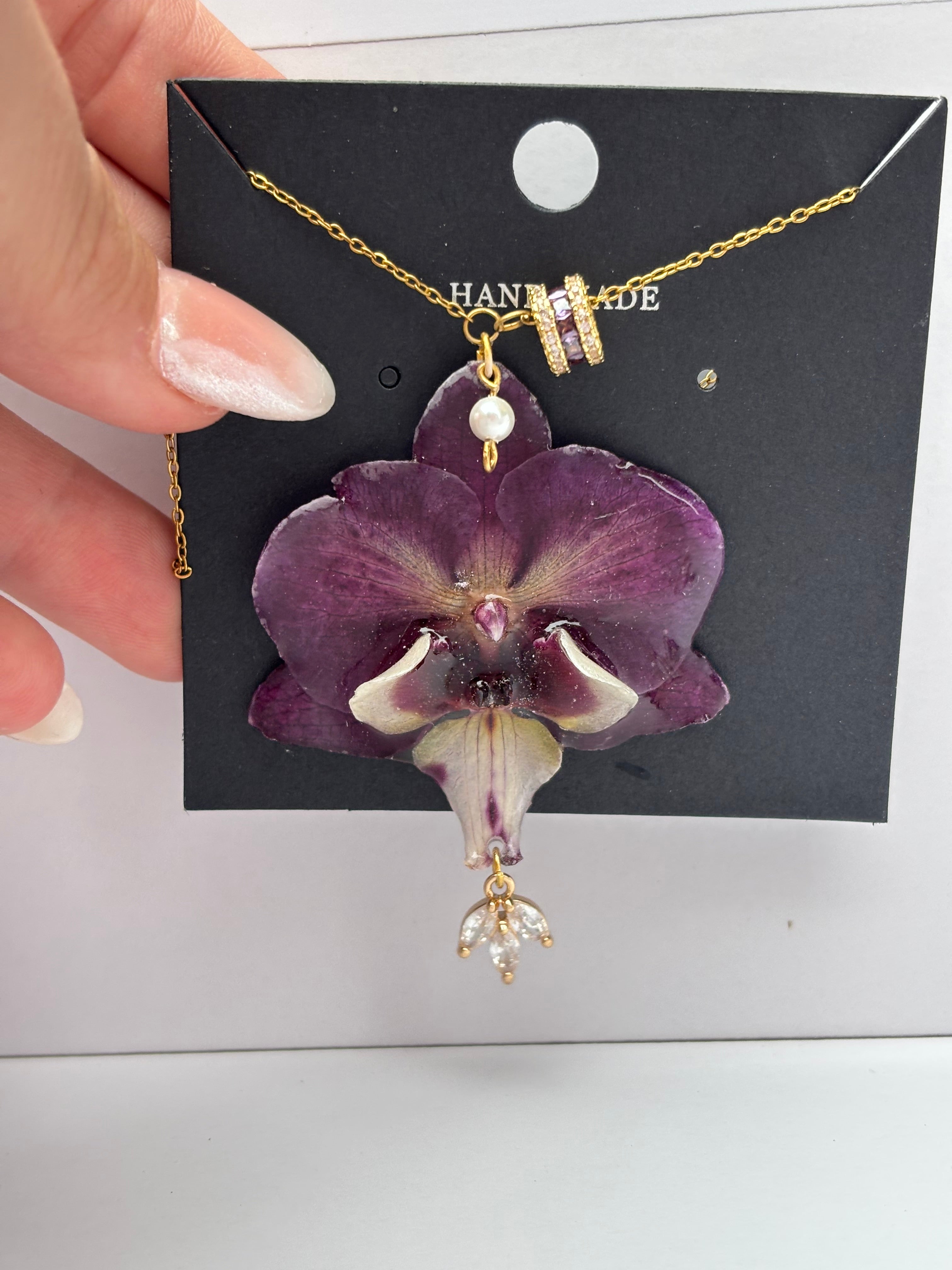 Collar Dorado con Flor Real Orquídea Morada| JOYERÍA BOTÁNICA |