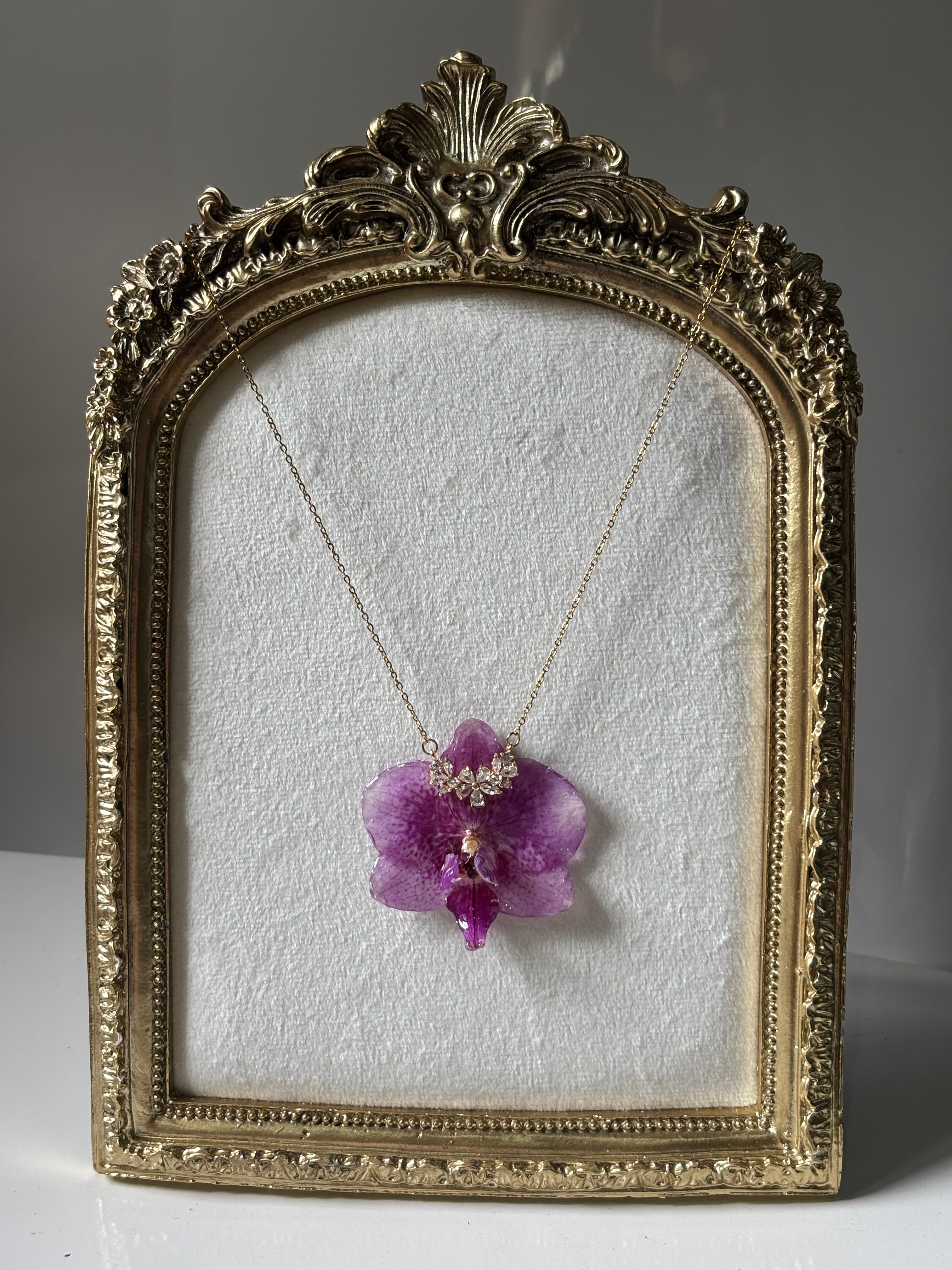 Collar Dorado con Flor Real Orquídea Morada| JOYERÍA BOTÁNICA |