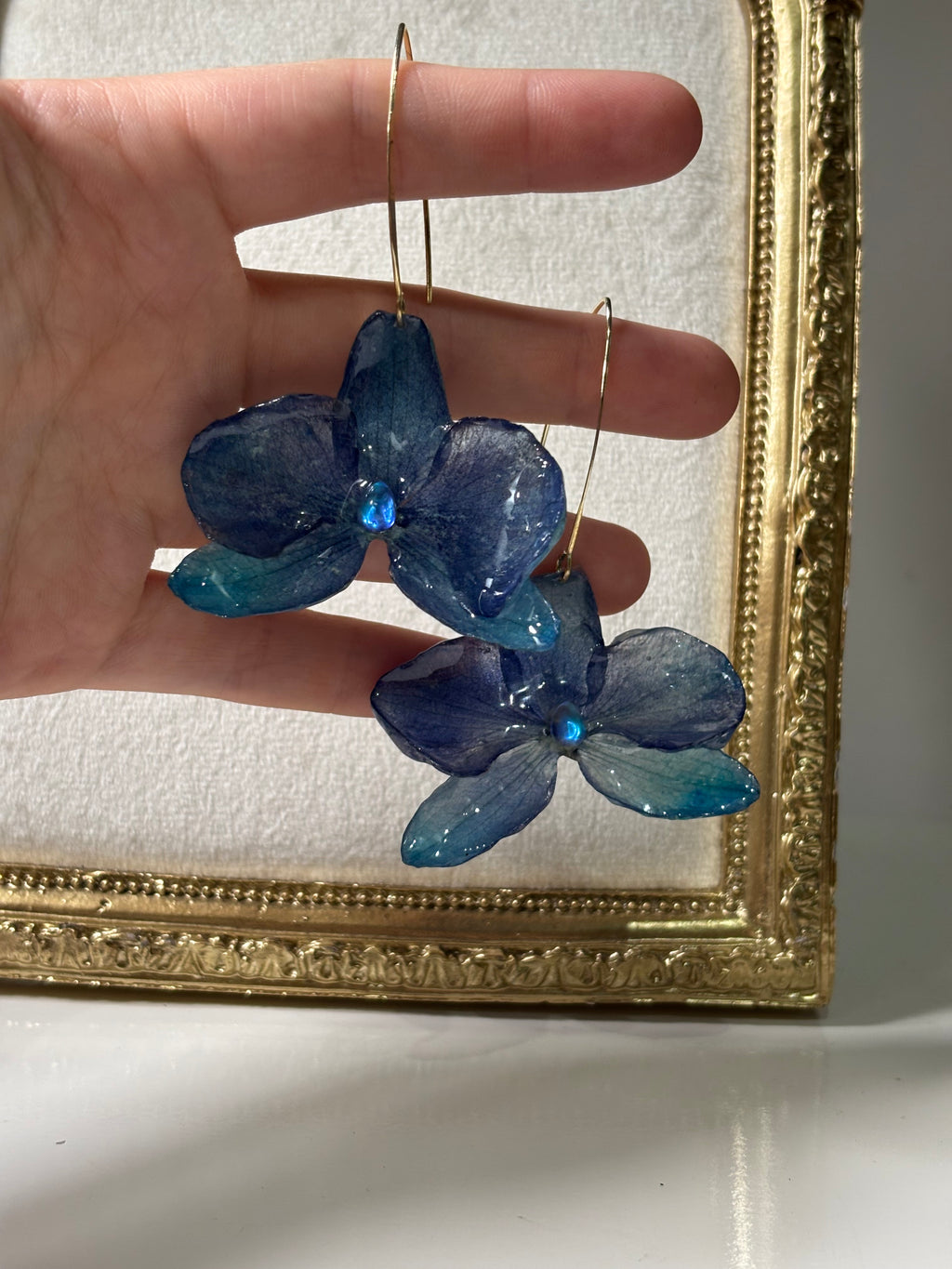 Pendientes Dorados con Flor Real Orquídea Azul | JOYERÍA BOTÁNICA |
