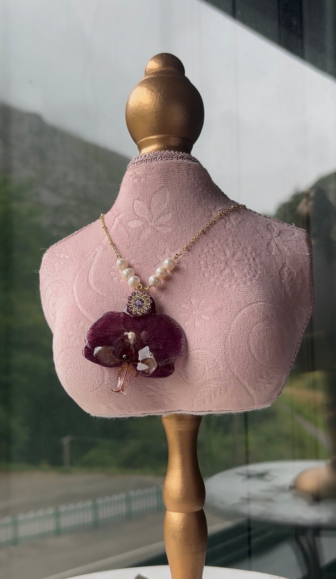 Collar Dorado con Flor Real Orquídea Morada | JOYERÍA BOTÁNICA |
