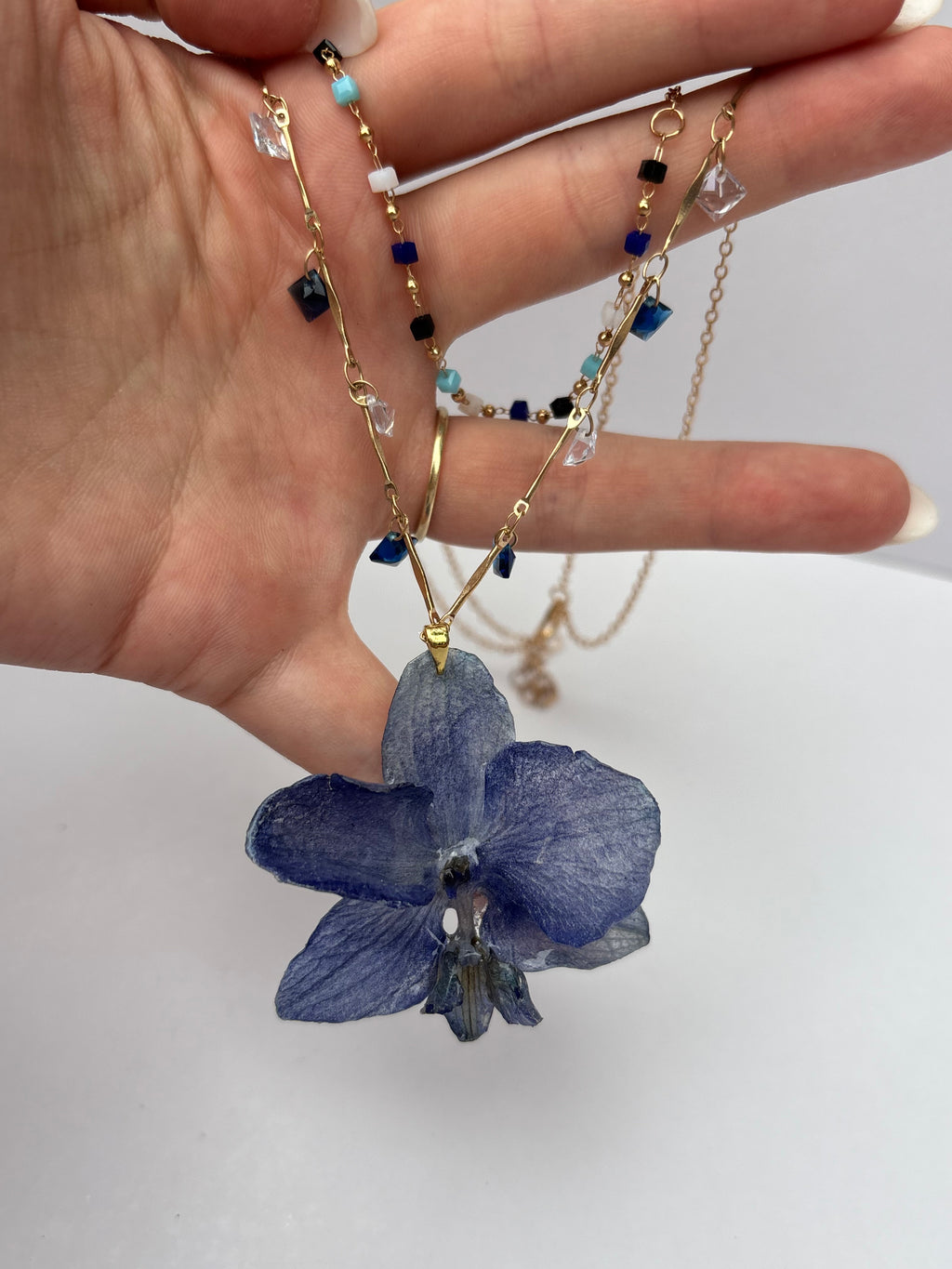 Collar Dorado con Flor Real Orquídea Azul| JOYERÍA BOTÁNICA |