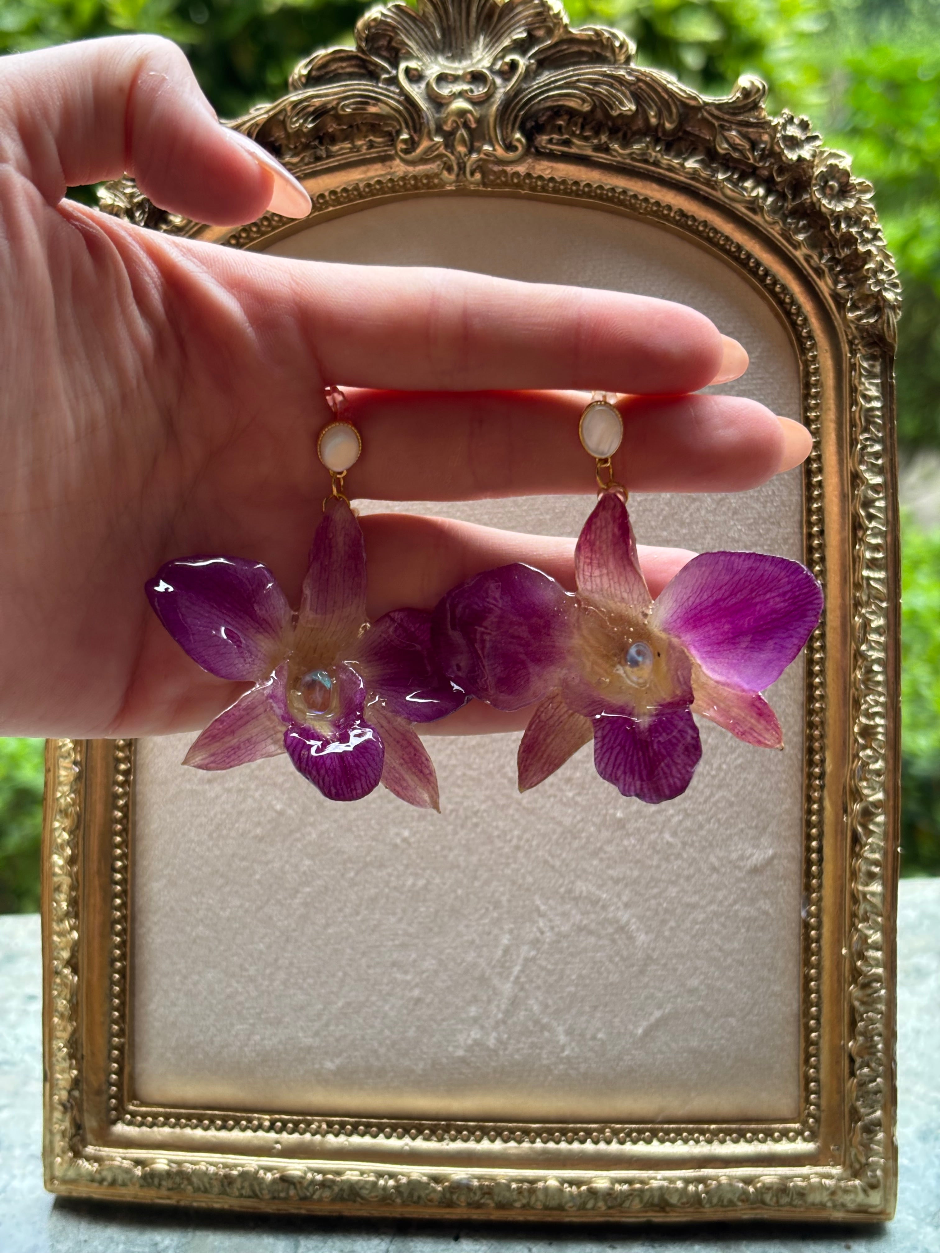 Pendientes Dorados con Flor Real Orquídea Morada | JOYERÍA BOTÁNICA |
