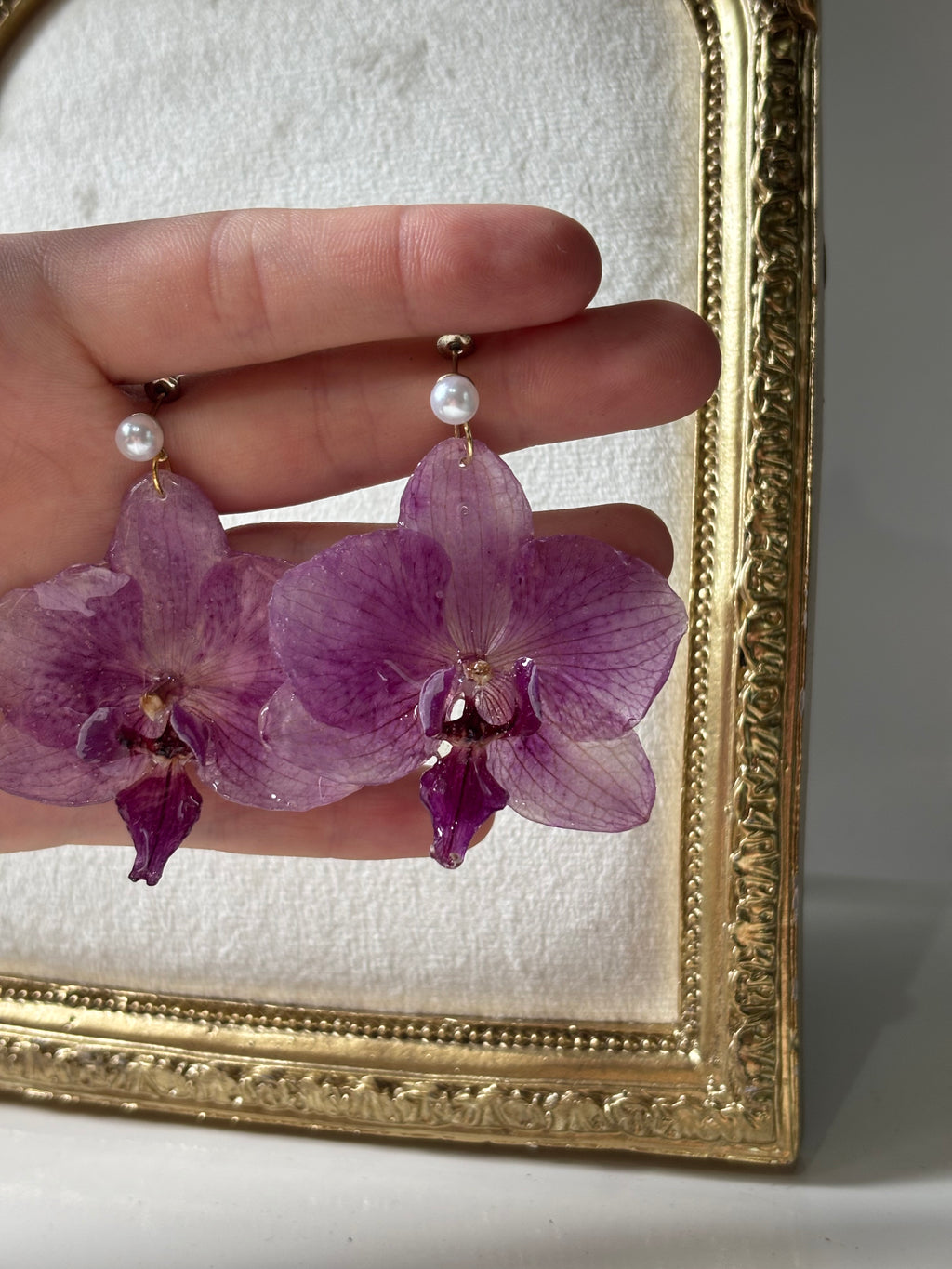 Pendientes Dorados con Flor Real Orquídea Morada | JOYERÍA BOTÁNICA |
