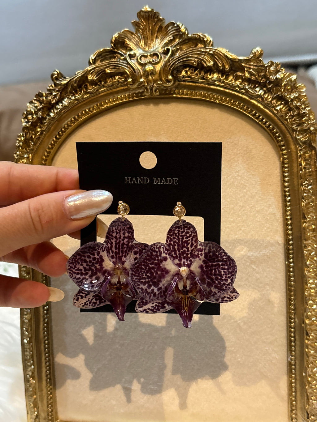 Pendientes Dorados con Flor Real Orquídea Blanca-Morada |JOYERÍA BOTÁNICA |