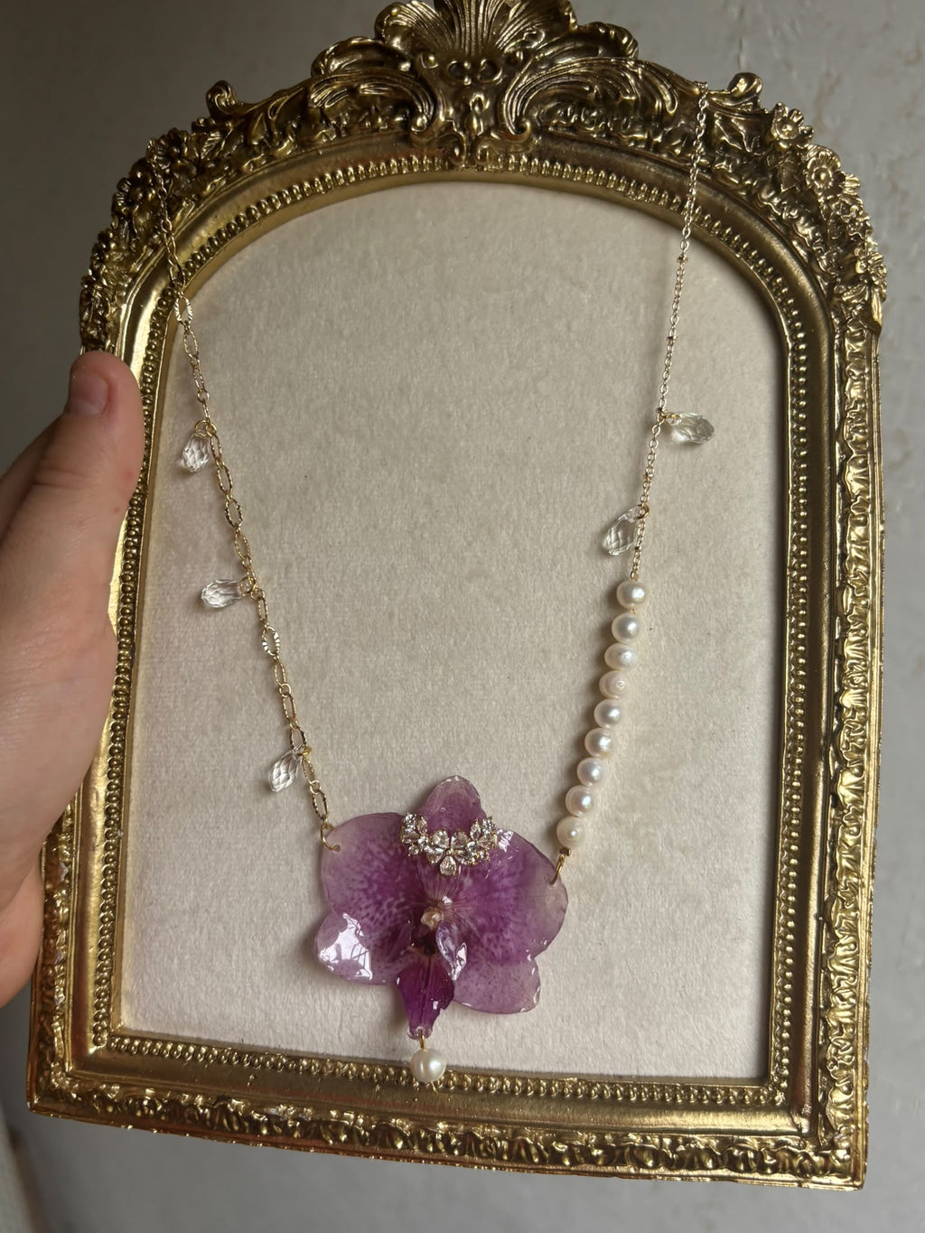 Collar Dorado con Flor Real Orquídea Morado| JOYERÍA BOTÁNICA |