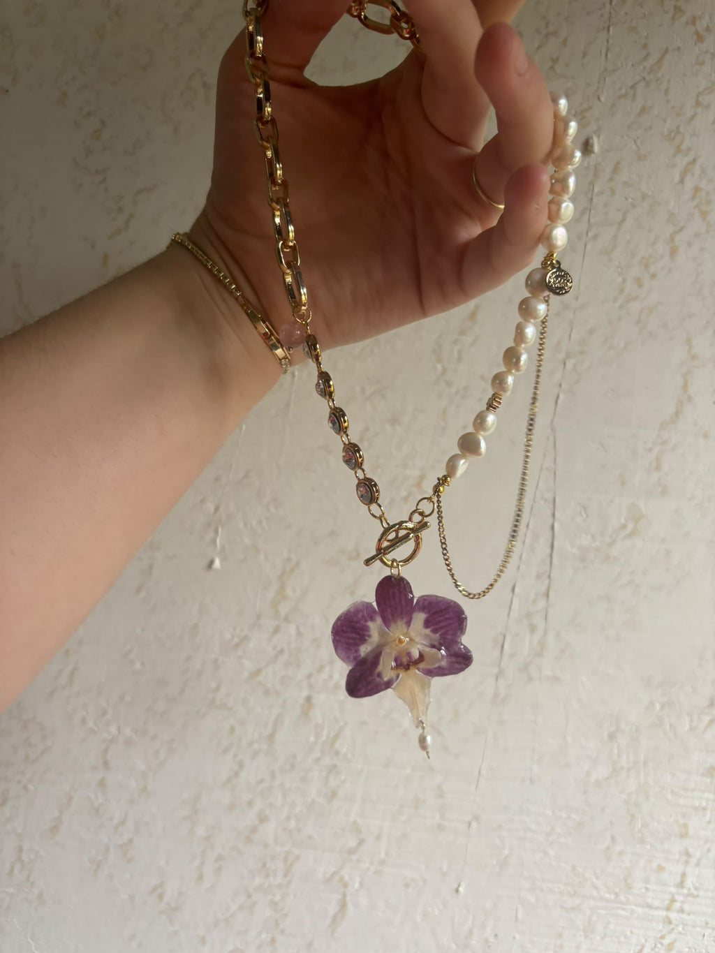 Collar Dorado con Flor Real Orquídea Morada-Blanca| JOYERÍA BOTÁNICA |