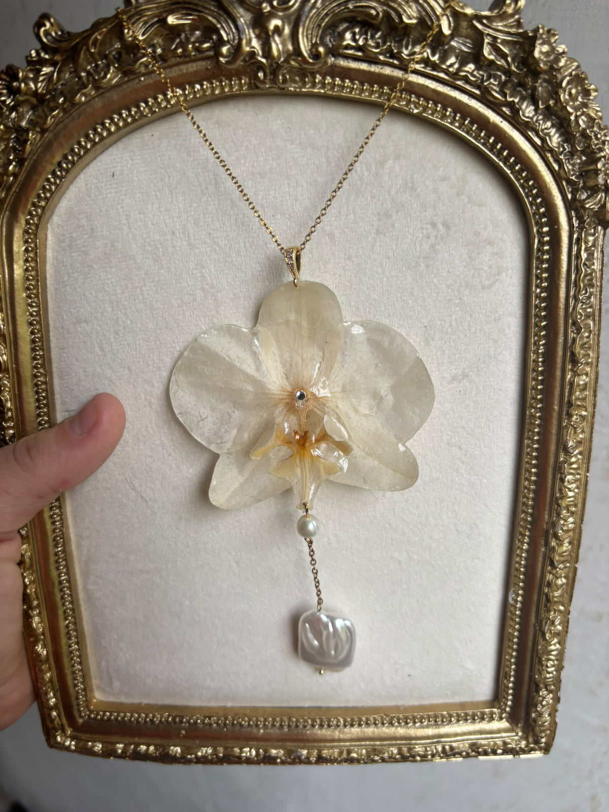 Collar Dorado con Flor Real Orquídea Blanca| JOYERÍA BOTÁNICA |