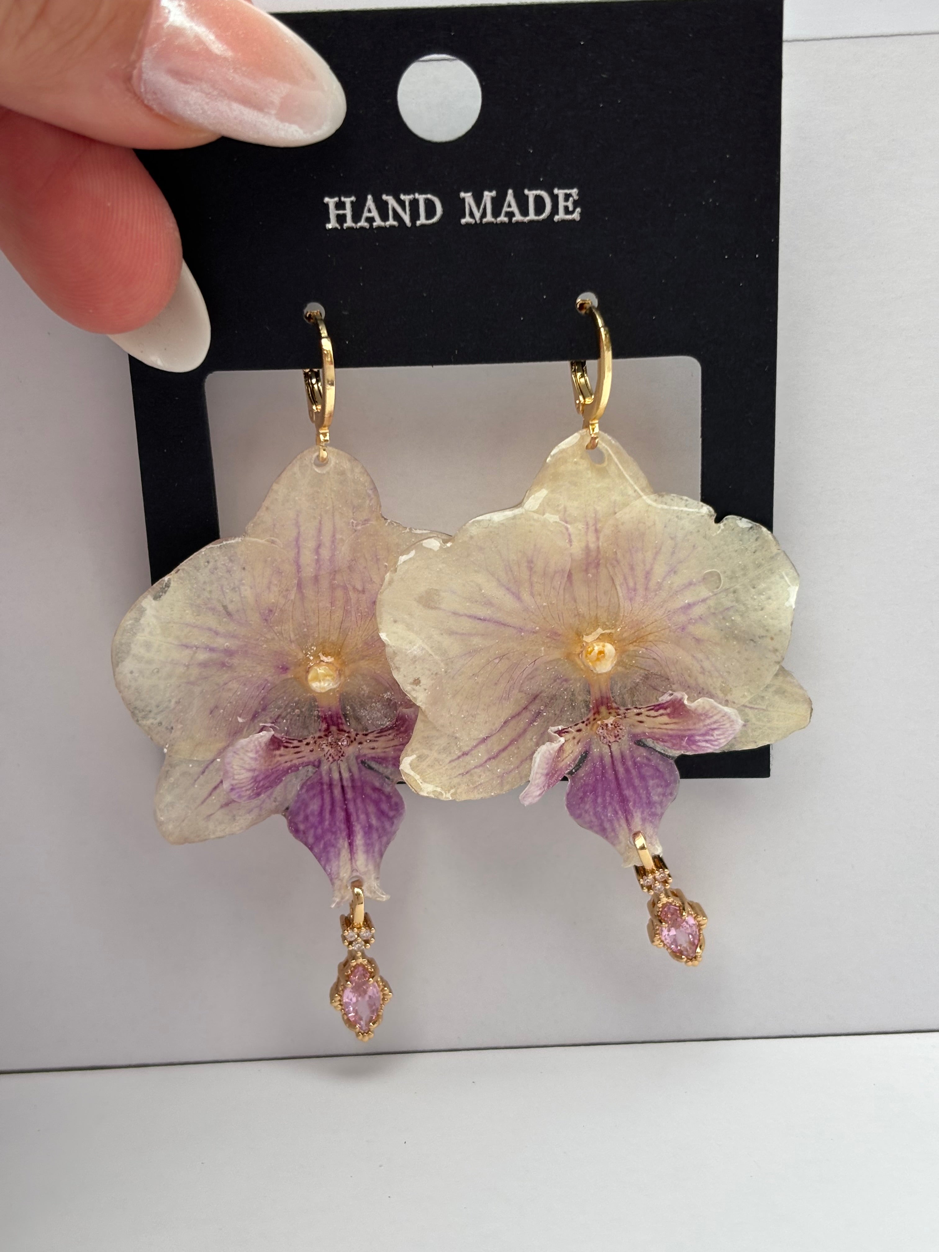 Pendientes Dorados con Flor Real Orquídea Blanca-Morada | JOYERÍA BOTÁNICA |