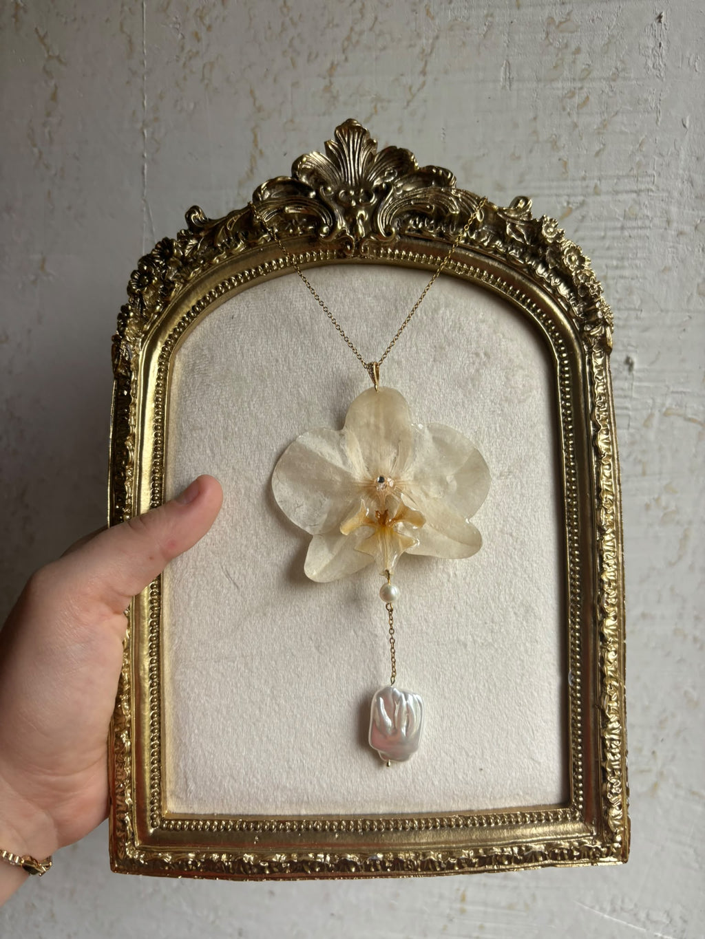 Collar Dorado con Flor Real Orquídea Blanca| JOYERÍA BOTÁNICA |