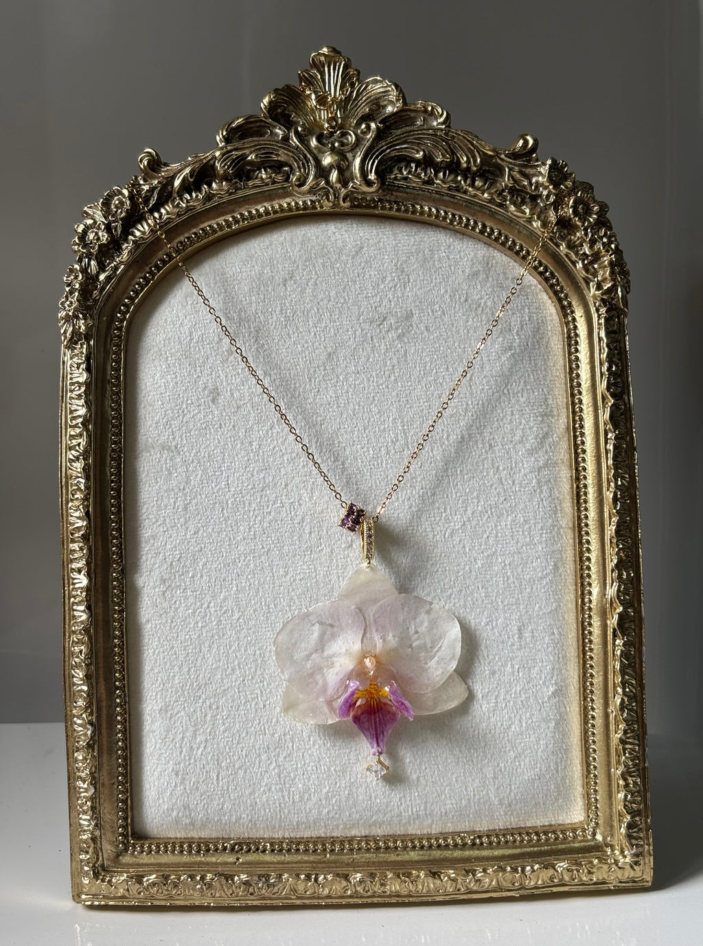 Collar Dorado con Flor Real Orquídea Blanca-Morada| JOYERÍA BOTÁNICA |