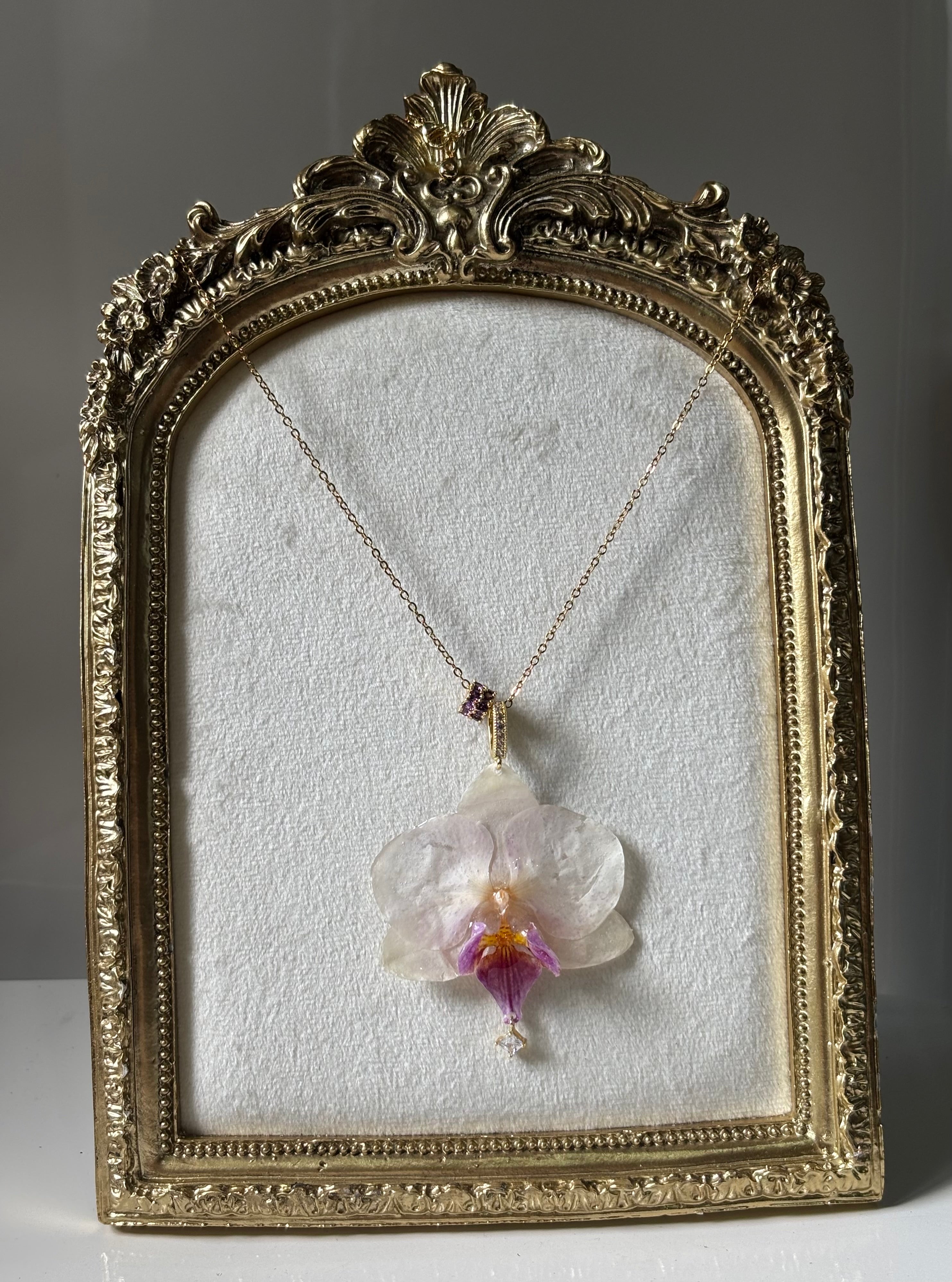 Collar Dorado con Flor Real Orquídea Blanca-Morada| JOYERÍA BOTÁNICA |