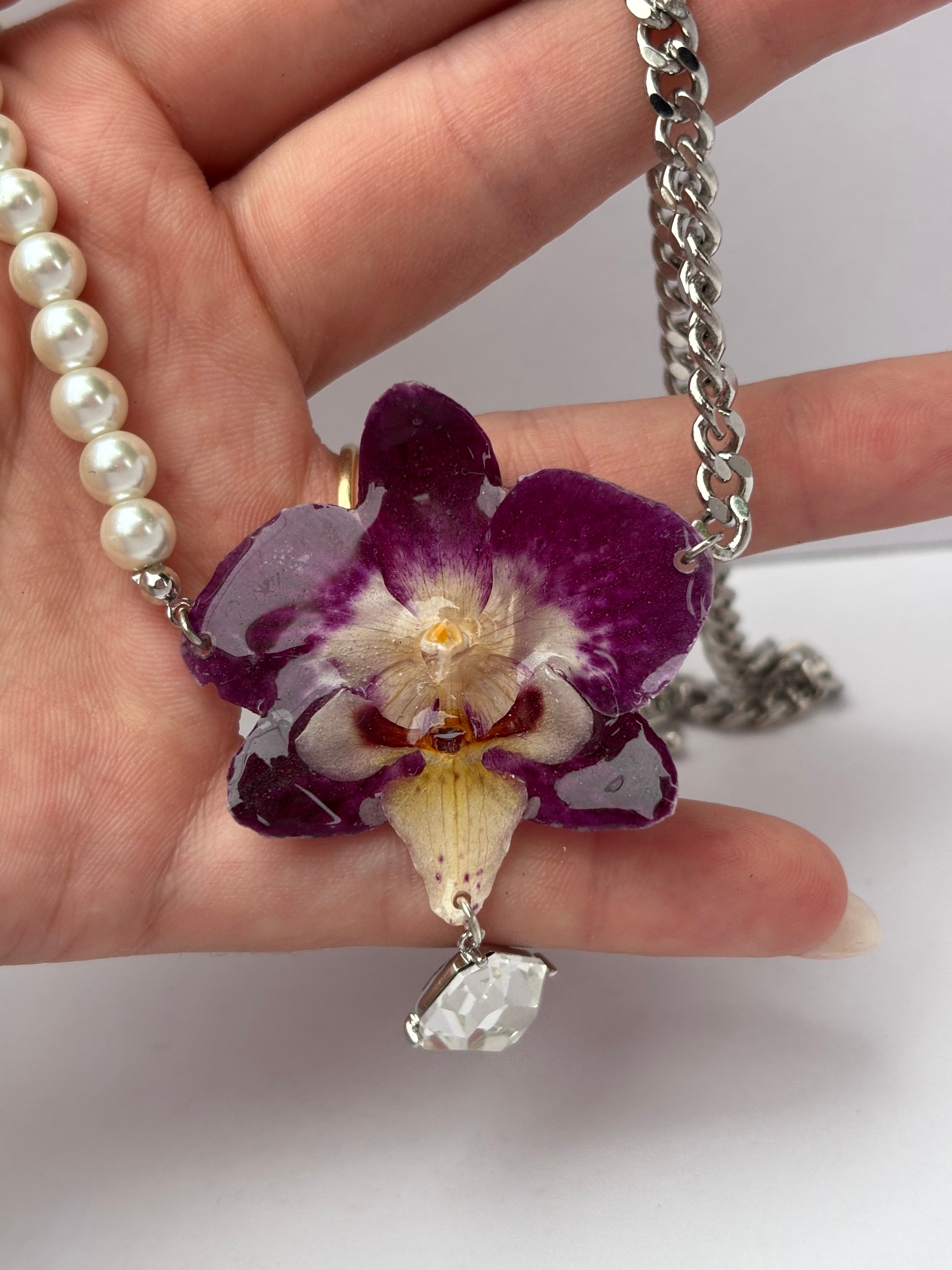 Collar Plateado con Flor Real Orquídea Morada| JOYERÍA BOTÁNICA |