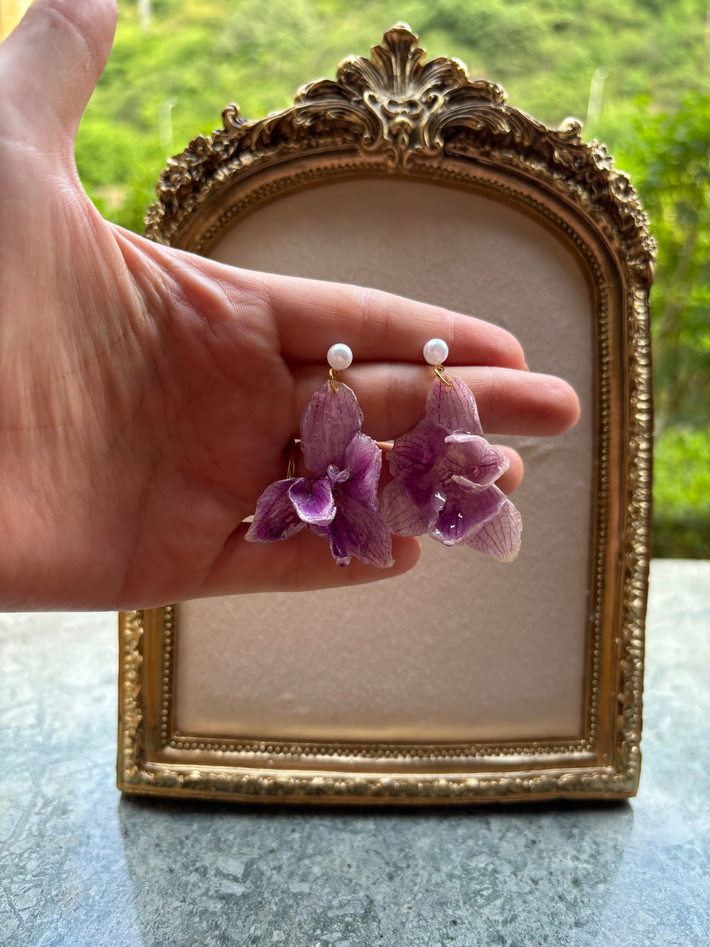 Pendientes Dorados con Flor Real Orquídea Morada | JOYERÍA BOTÁNICA |