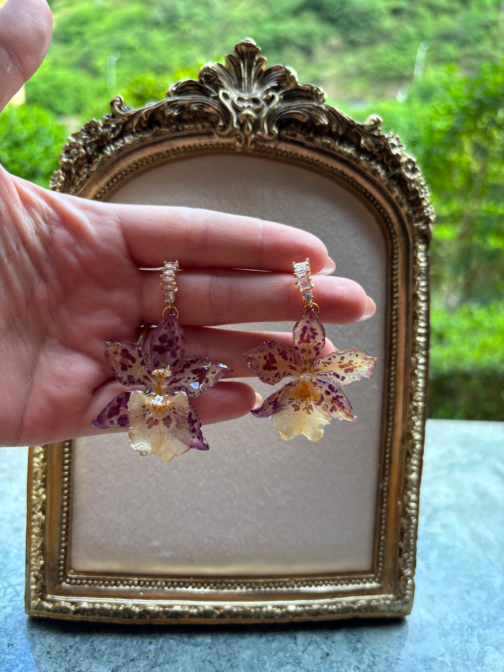 Pendientes Dorados con Flor Real Orquídea Morada | JOYERÍA BOTÁNICA |