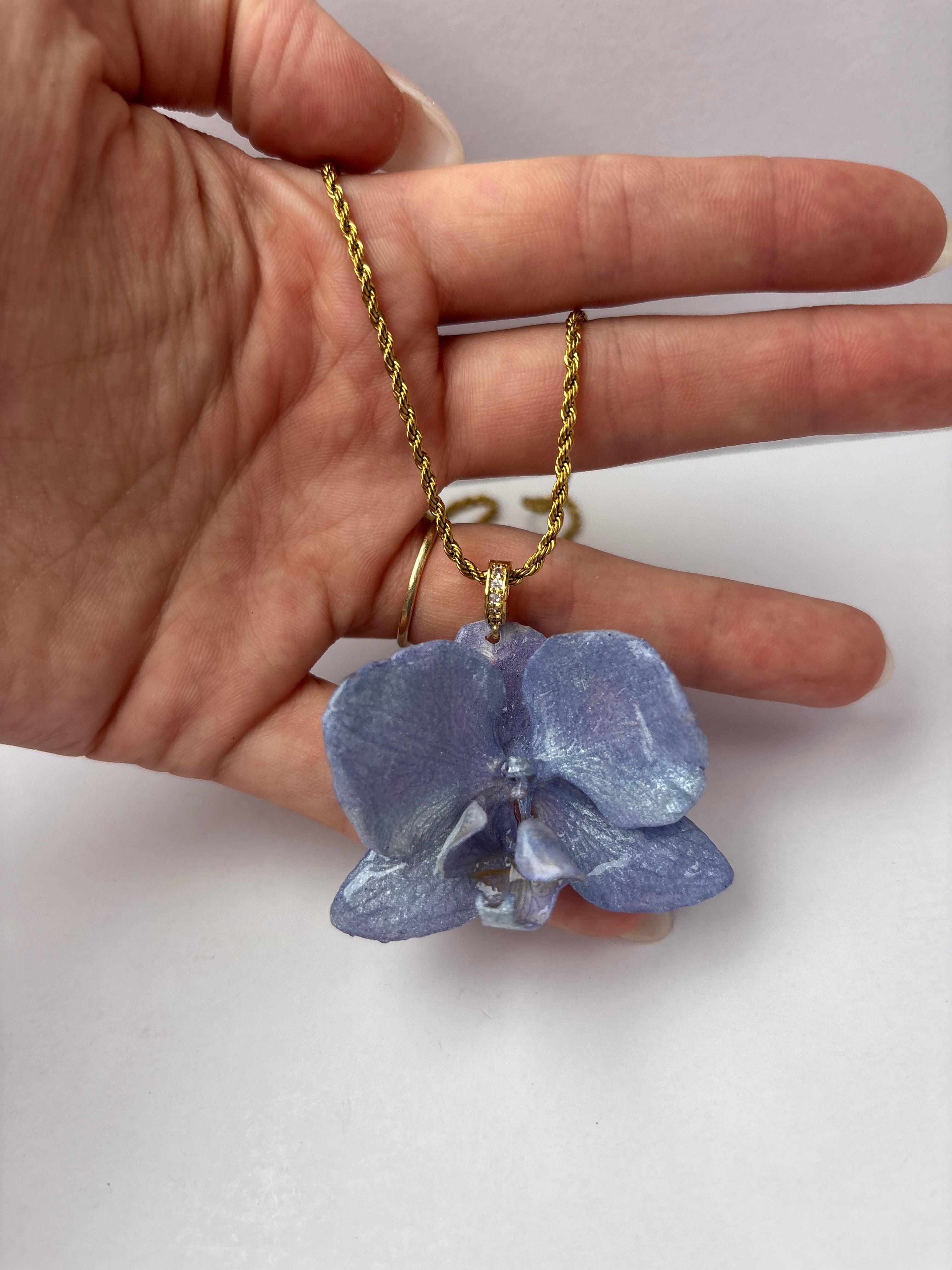 Collar Dorado con Flor Real Orquídea Azul| JOYERÍA BOTÁNICA |