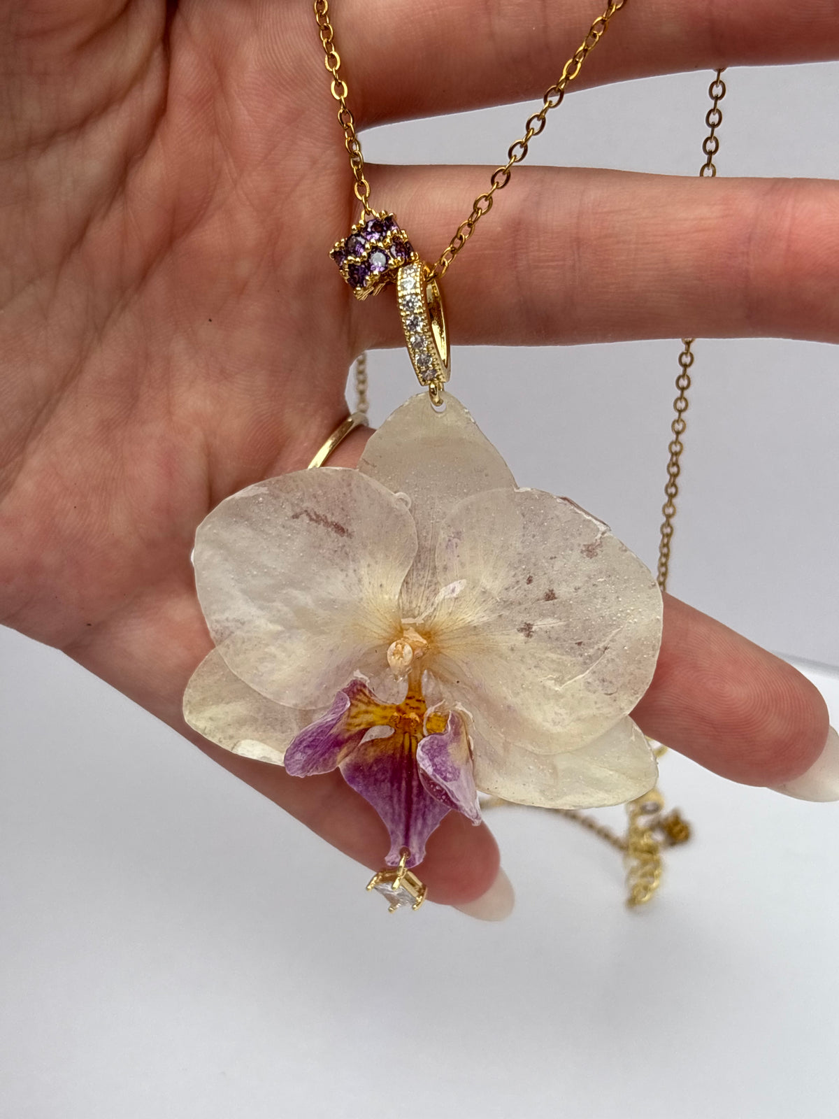 Collar Dorado con Flor Real Orquídea Blanca-Morada| JOYERÍA BOTÁNICA |