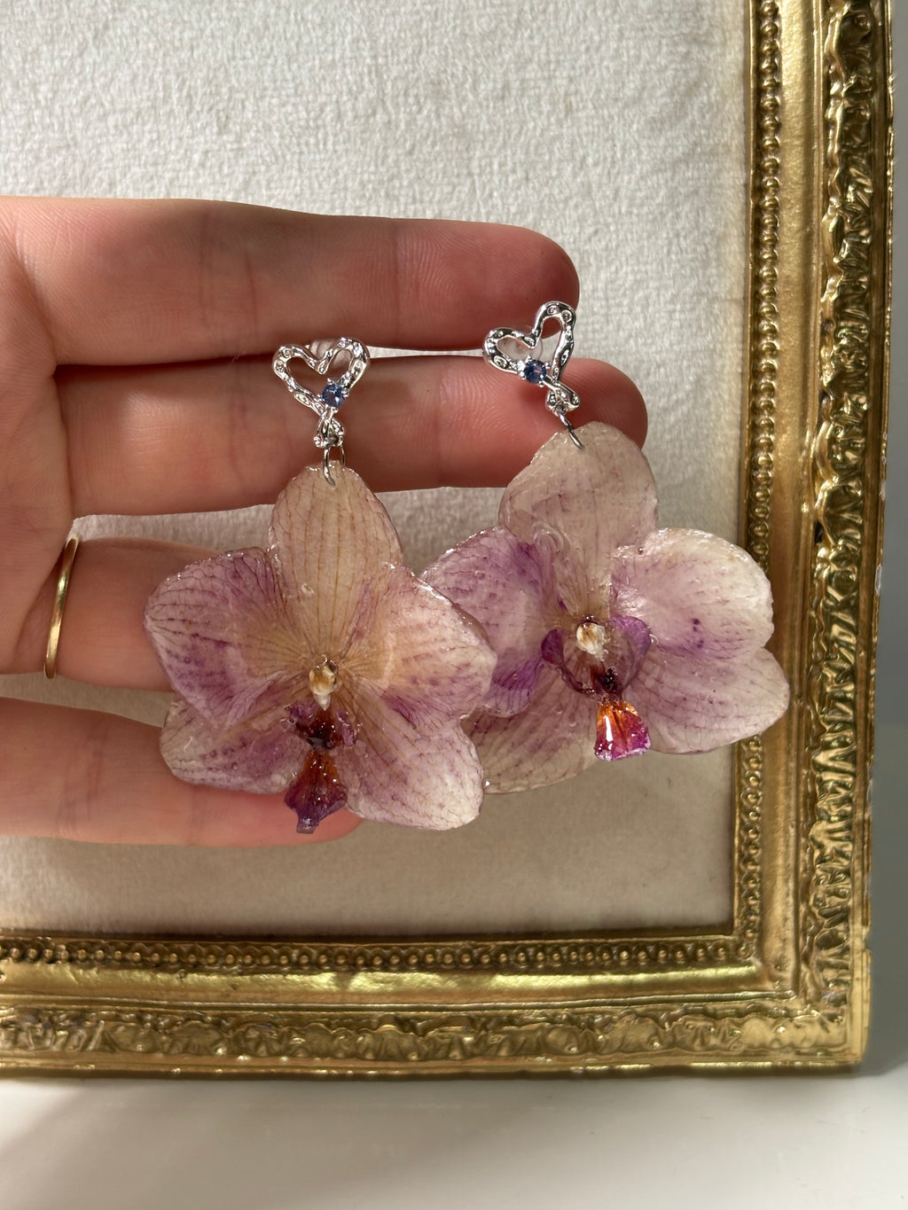Pendientes Plateados con Flor Real Orquídea Morada | JOYERÍA BOTÁNICA |