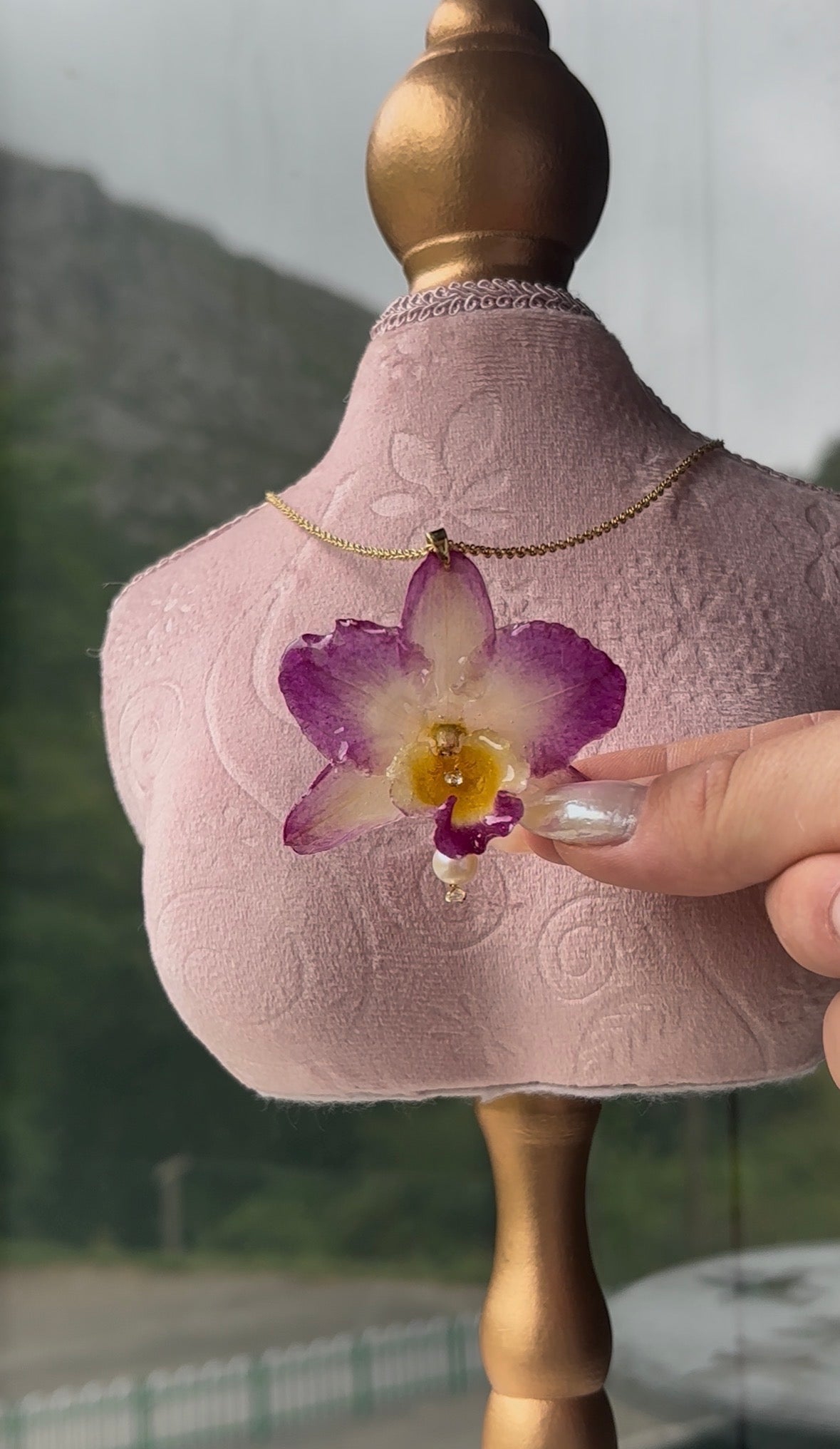 Collar Dorado con Flor Real Orquídea Amarilla-Rosa | JOYERÍA BOTÁNICA |