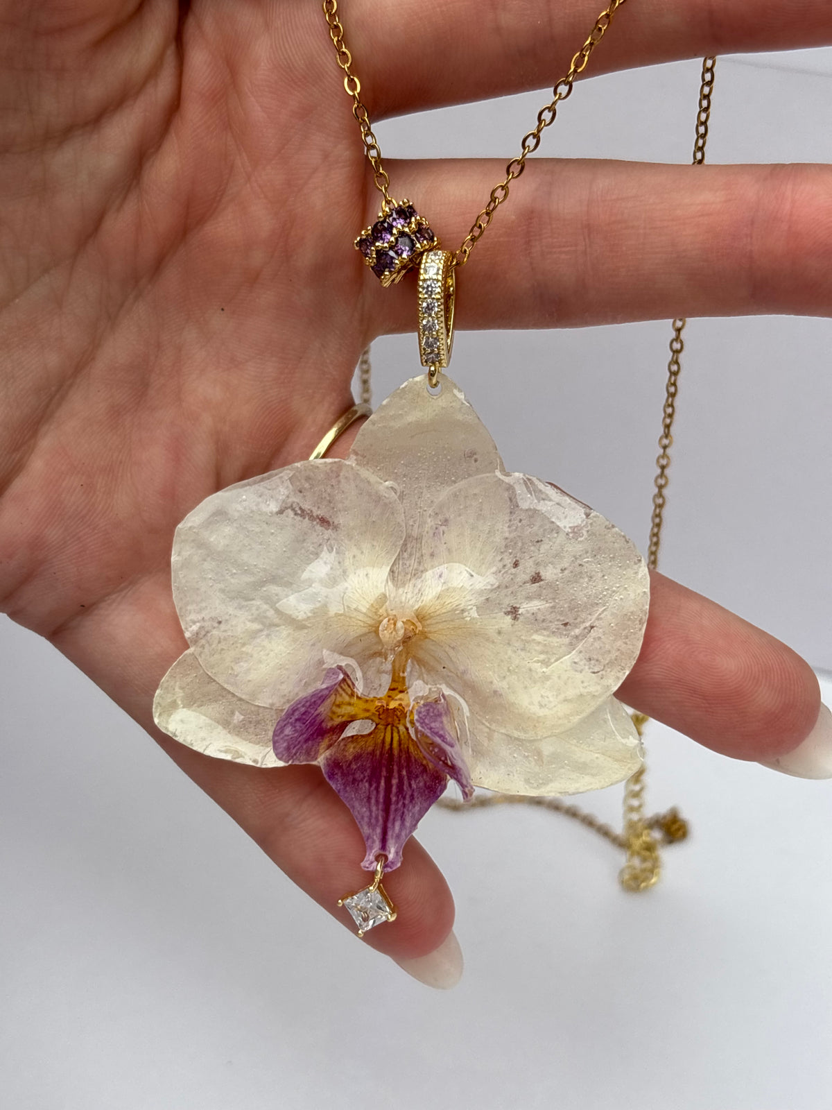 Collar Dorado con Flor Real Orquídea Blanca-Morada| JOYERÍA BOTÁNICA |