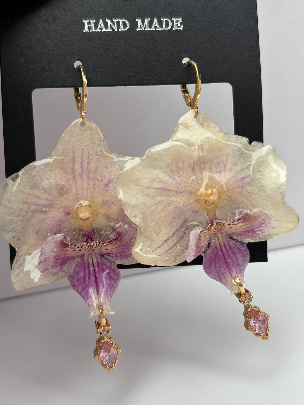 Pendientes Dorados con Flor Real Orquídea Blanca-Morada | JOYERÍA BOTÁNICA |