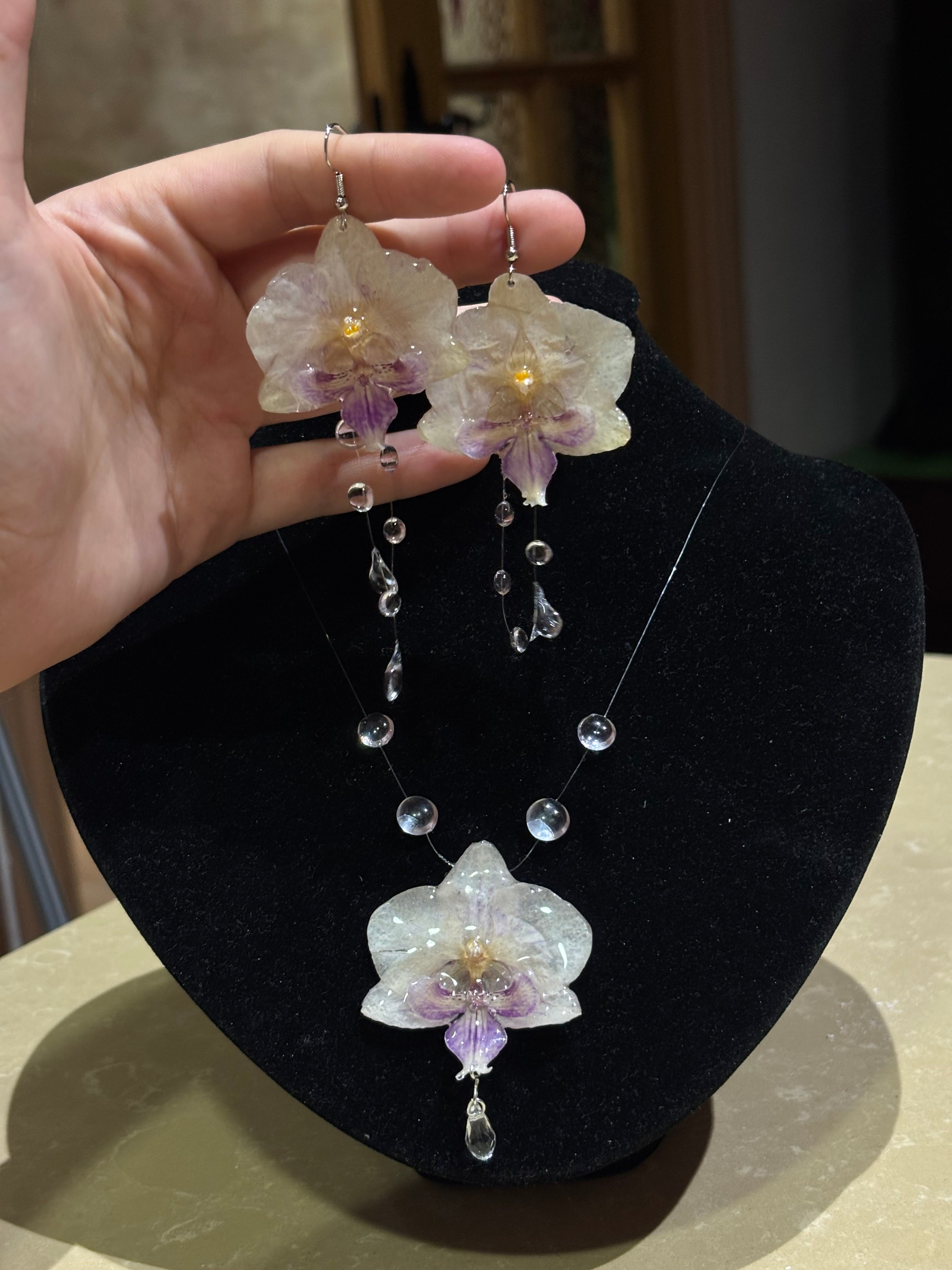 Pendientes con Gotas y Flor Real Orquídea Blanca-Morada | JOYERÍA BOTÁNICA |