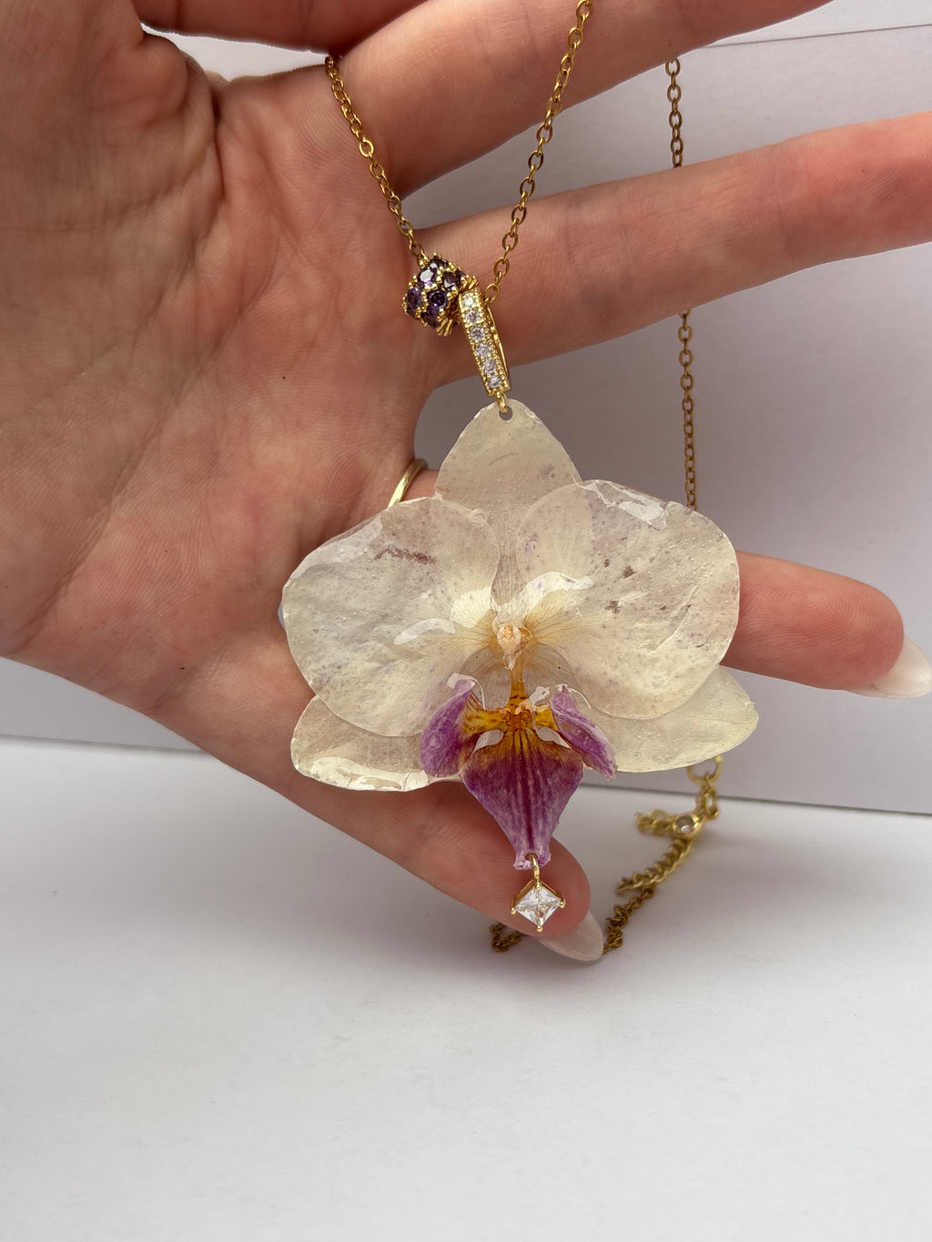 Collar Dorado con Flor Real Orquídea Blanca-Morada| JOYERÍA BOTÁNICA |