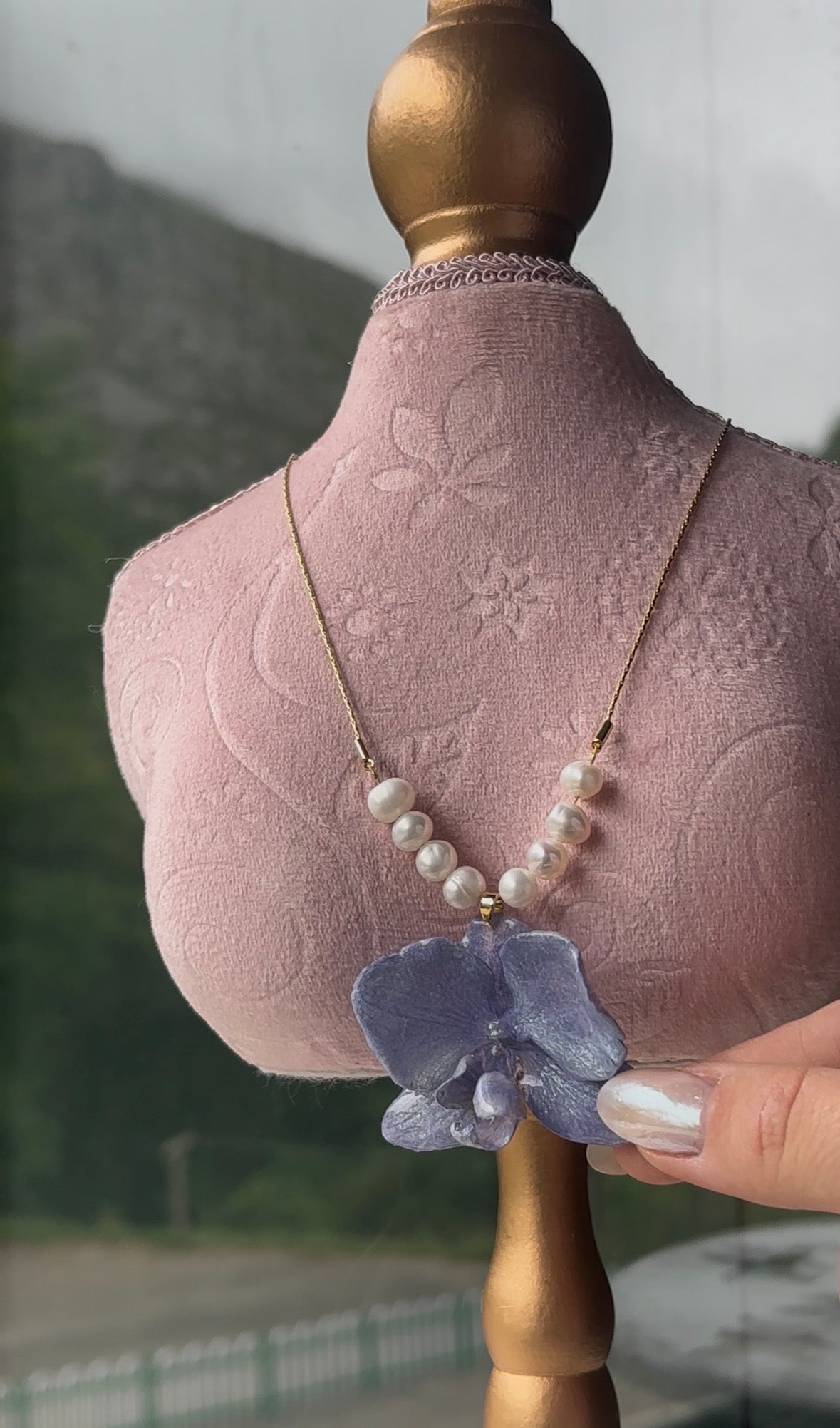 Collar Dorado con Flor Real Orquídea Celeste | JOYERÍA BOTÁNICA |