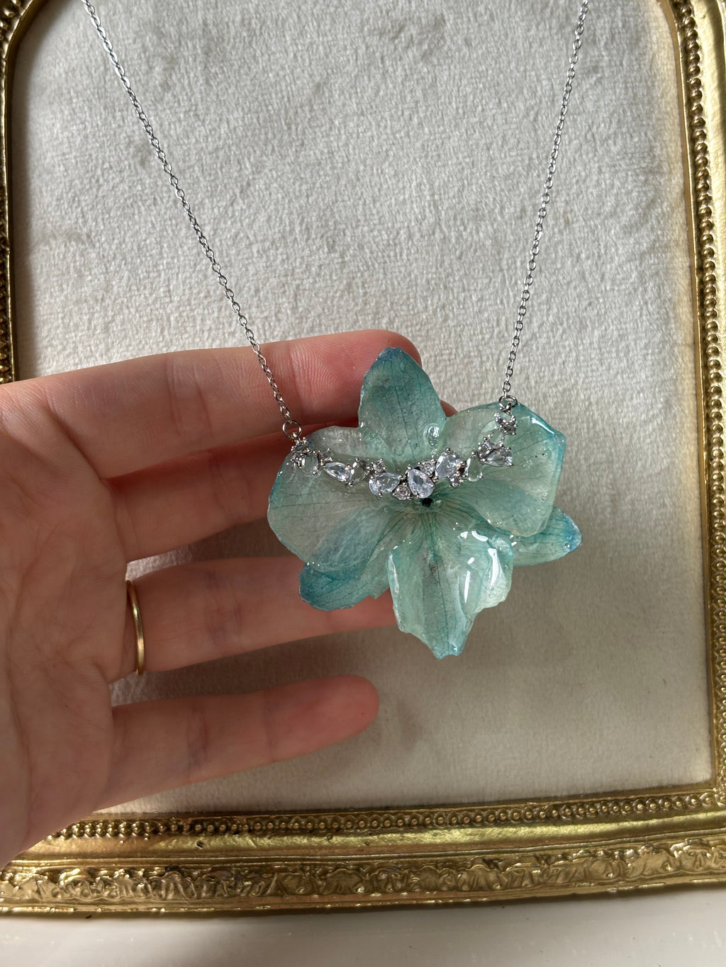 Collar Plateado con Flor Real Orquídea Azul| JOYERÍA BOTÁNICA |