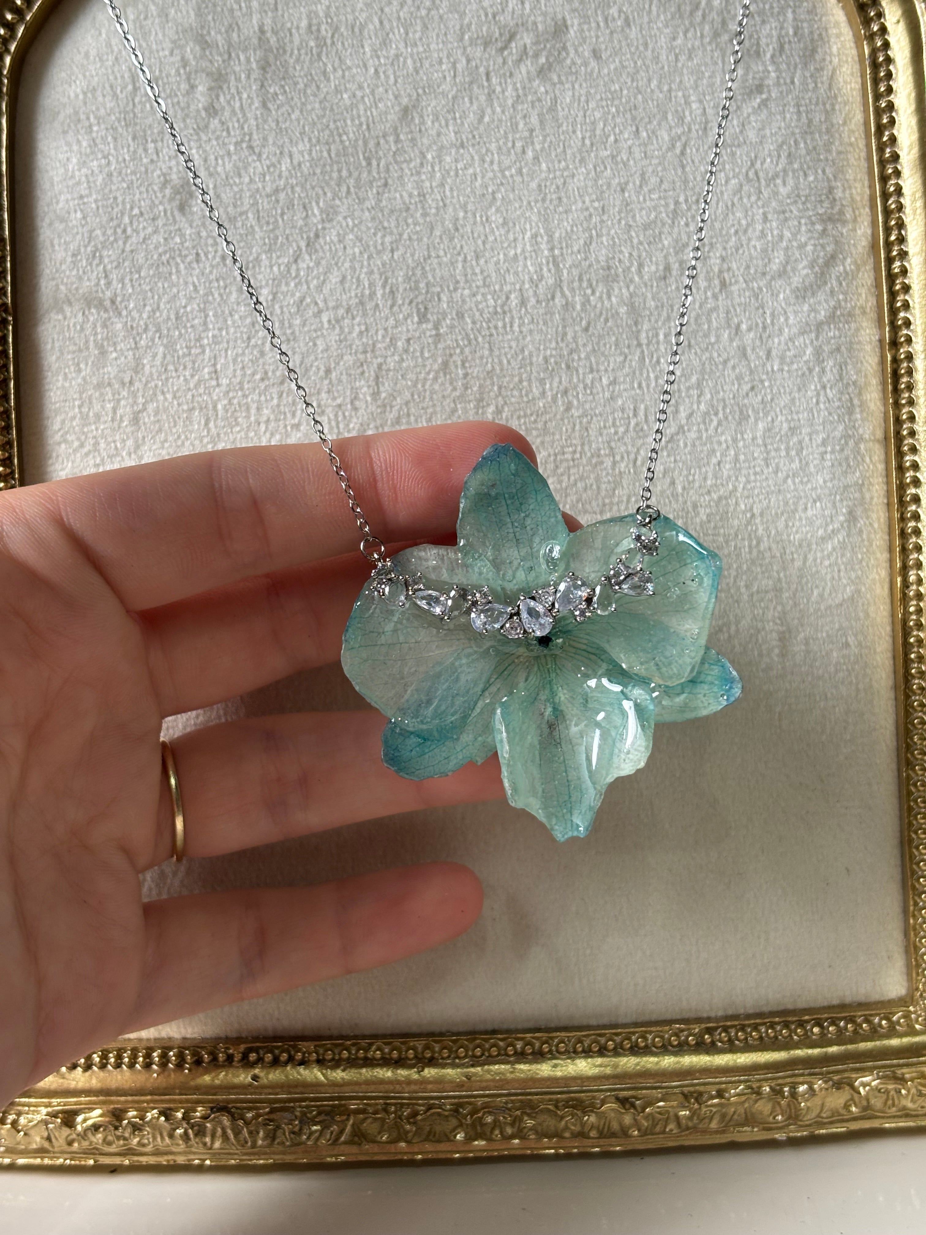 Collar Plateado con Flor Real Orquídea Azul| JOYERÍA BOTÁNICA |