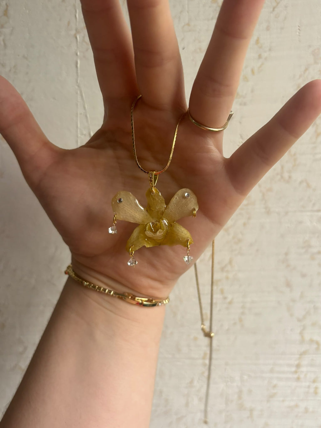 Collar Dorado con Flor Real Orquídea Amarilla| JOYERÍA BOTÁNICA |