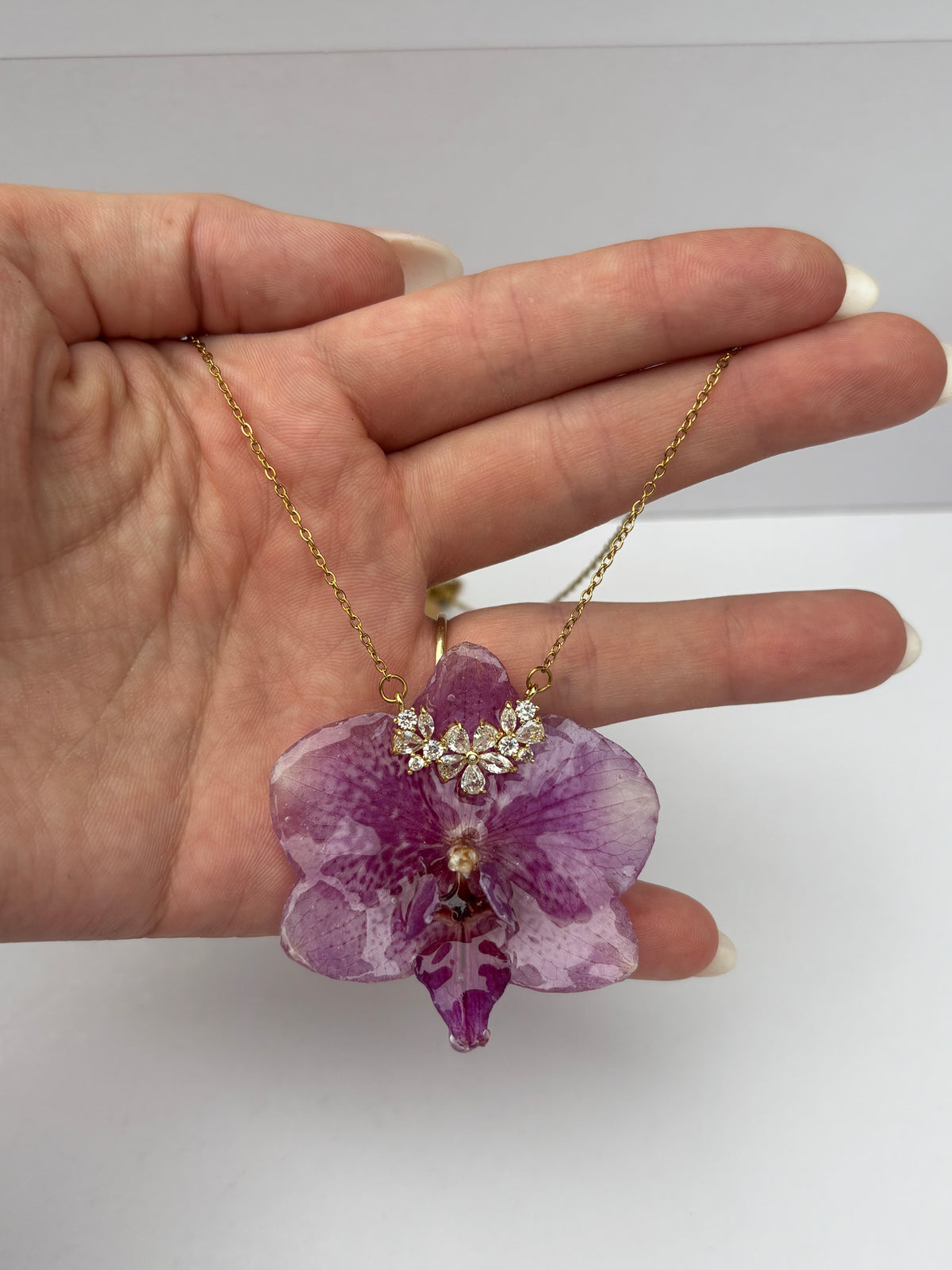 Collar Dorado con Flor Real Orquídea Morada| JOYERÍA BOTÁNICA |