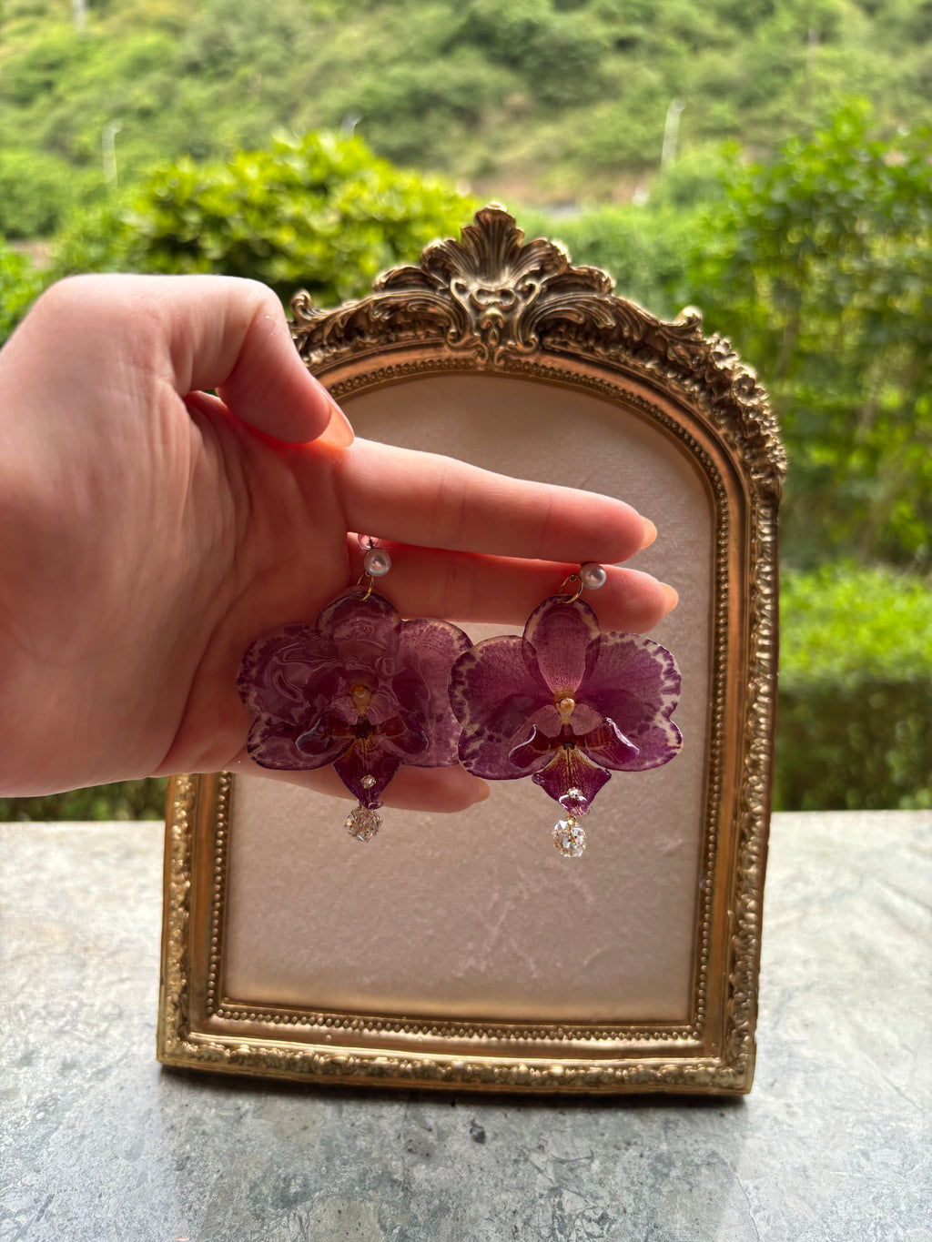 Pendientes Dorados con Flor Real Orquídea Morada | JOYERÍA BOTÁNICA |