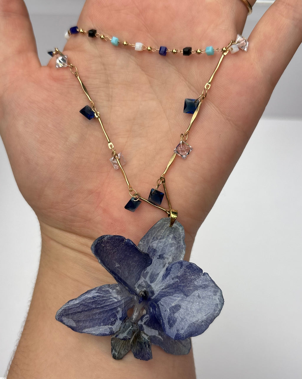 Collar Dorado con Flor Real Orquídea Azul| JOYERÍA BOTÁNICA |