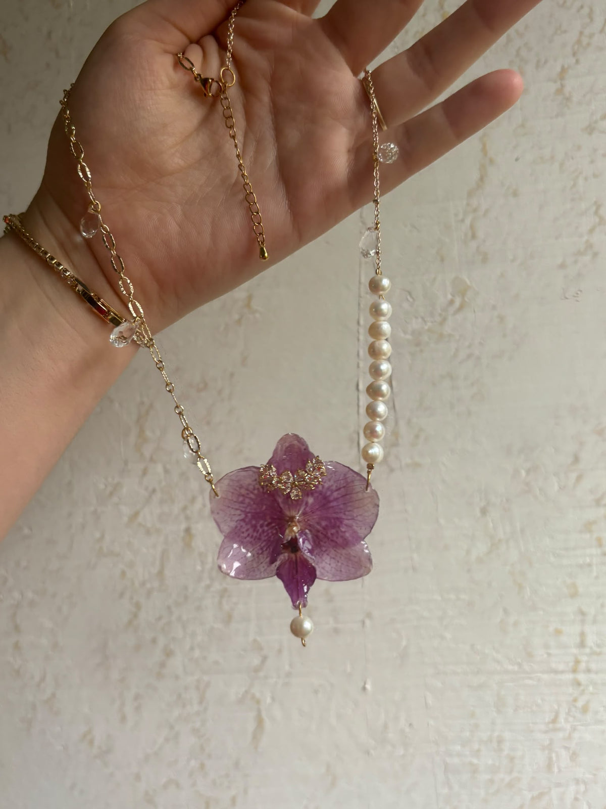 Collar Dorado con Flor Real Orquídea Morado| JOYERÍA BOTÁNICA |