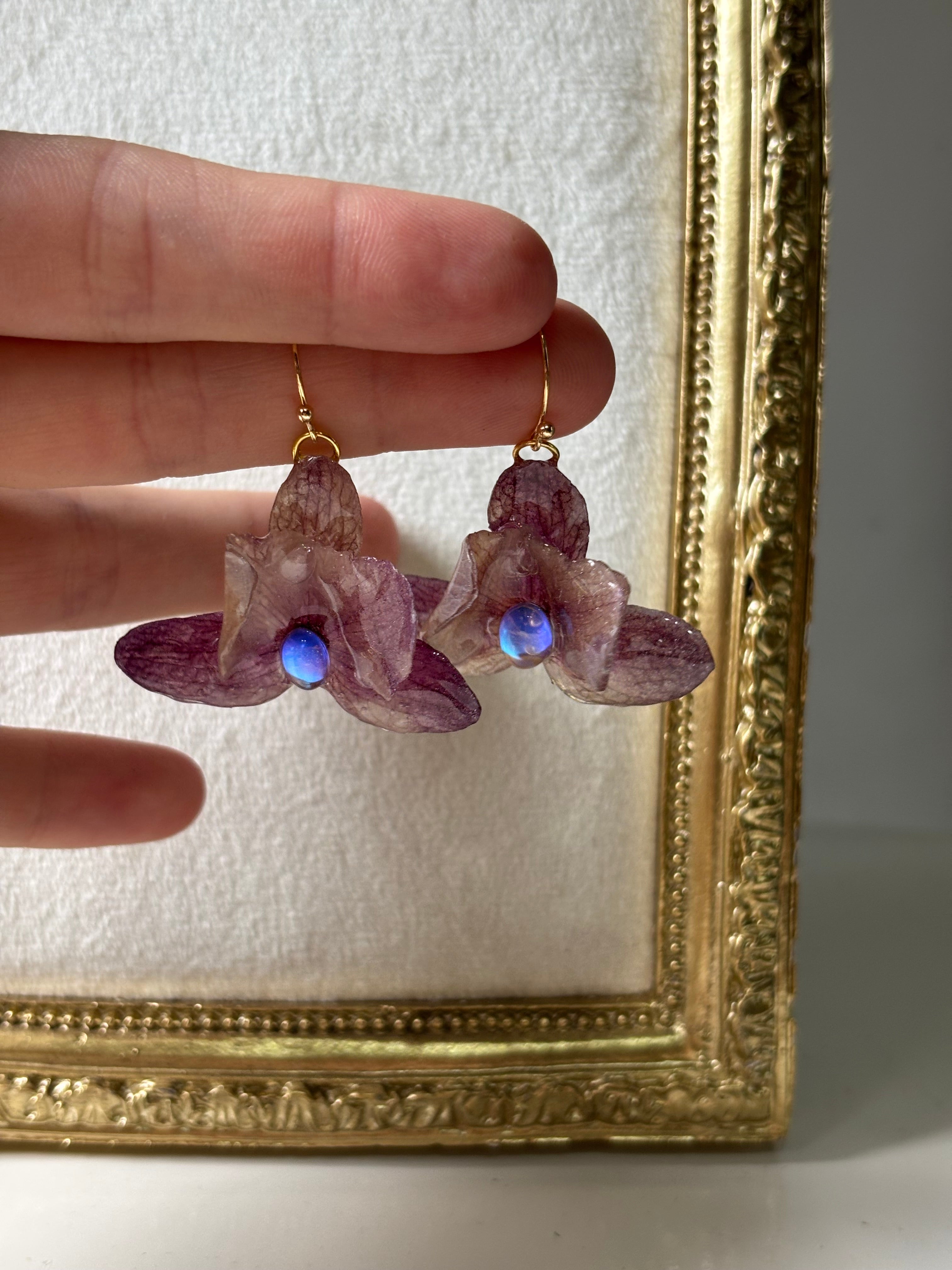 Pendientes Plateados con Flor Real Orquídea Morada | JOYERÍA BOTÁNICA |