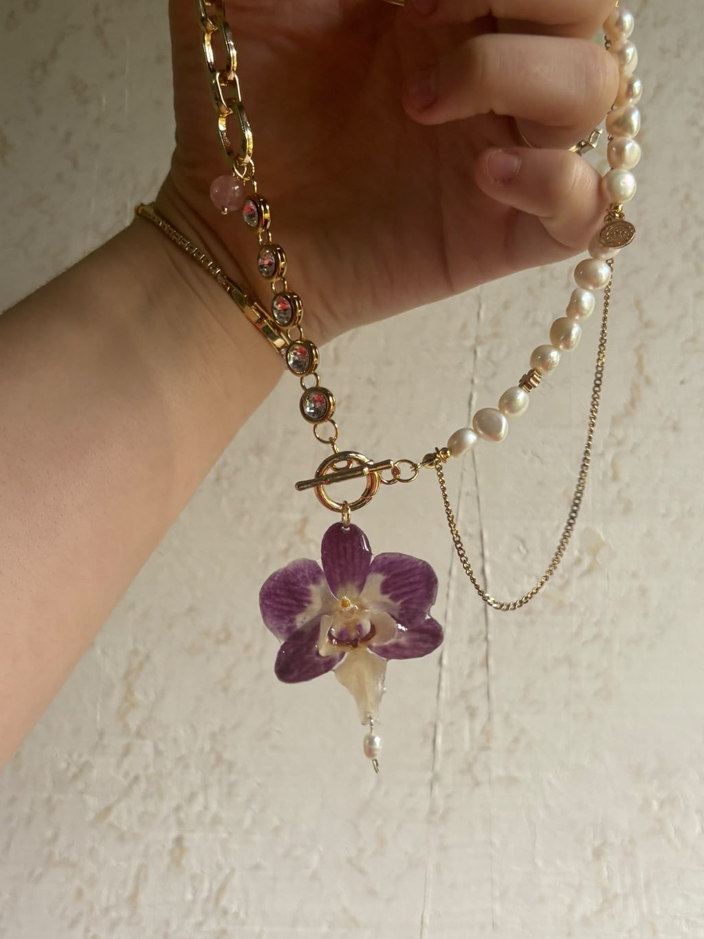 Collar Dorado con Flor Real Orquídea Morada-Blanca| JOYERÍA BOTÁNICA |
