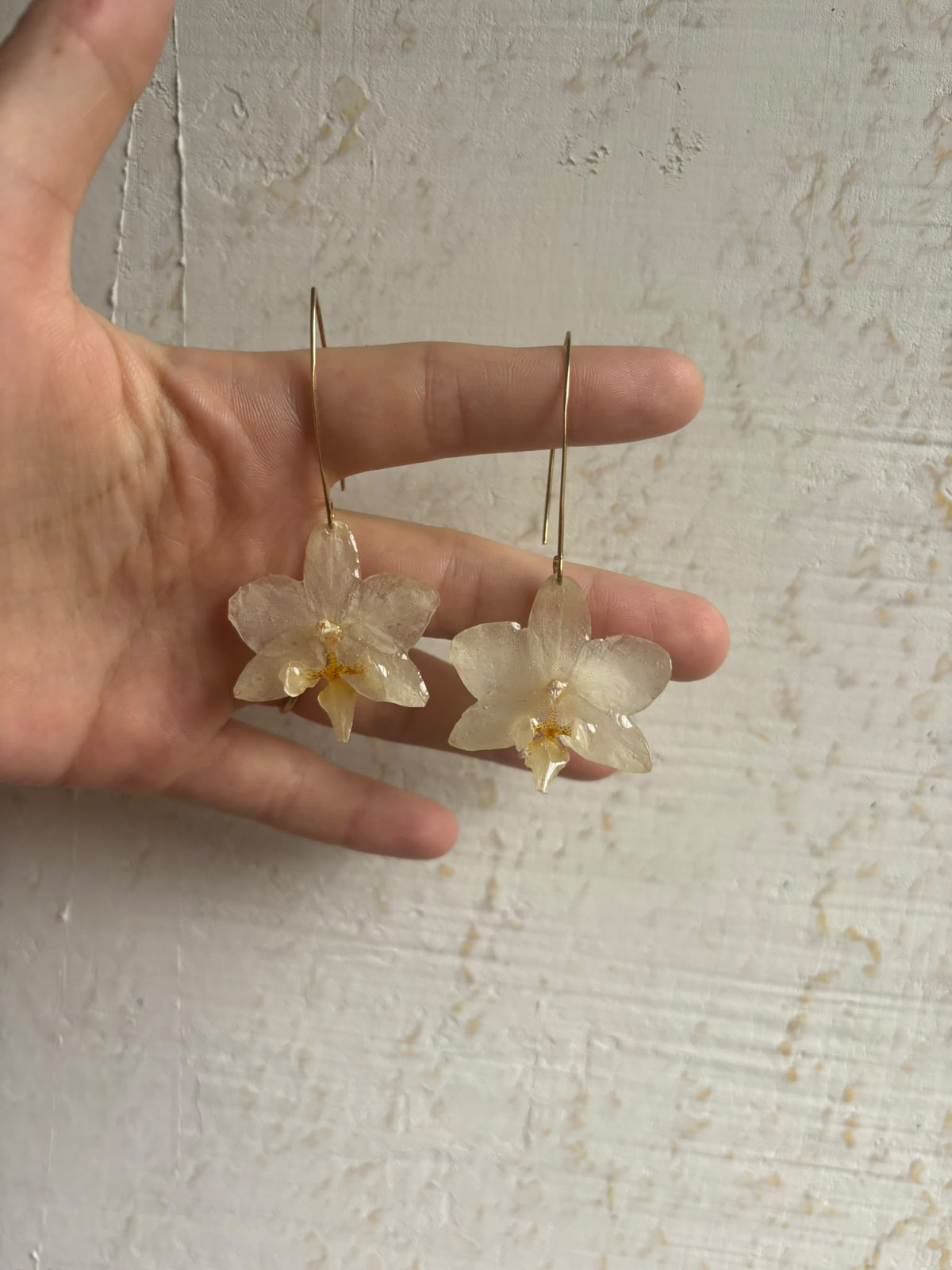 Pendientes Dorados con Flor Real Orquídea Blanca-Amarilla | JOYERÍA BOTÁNICA |