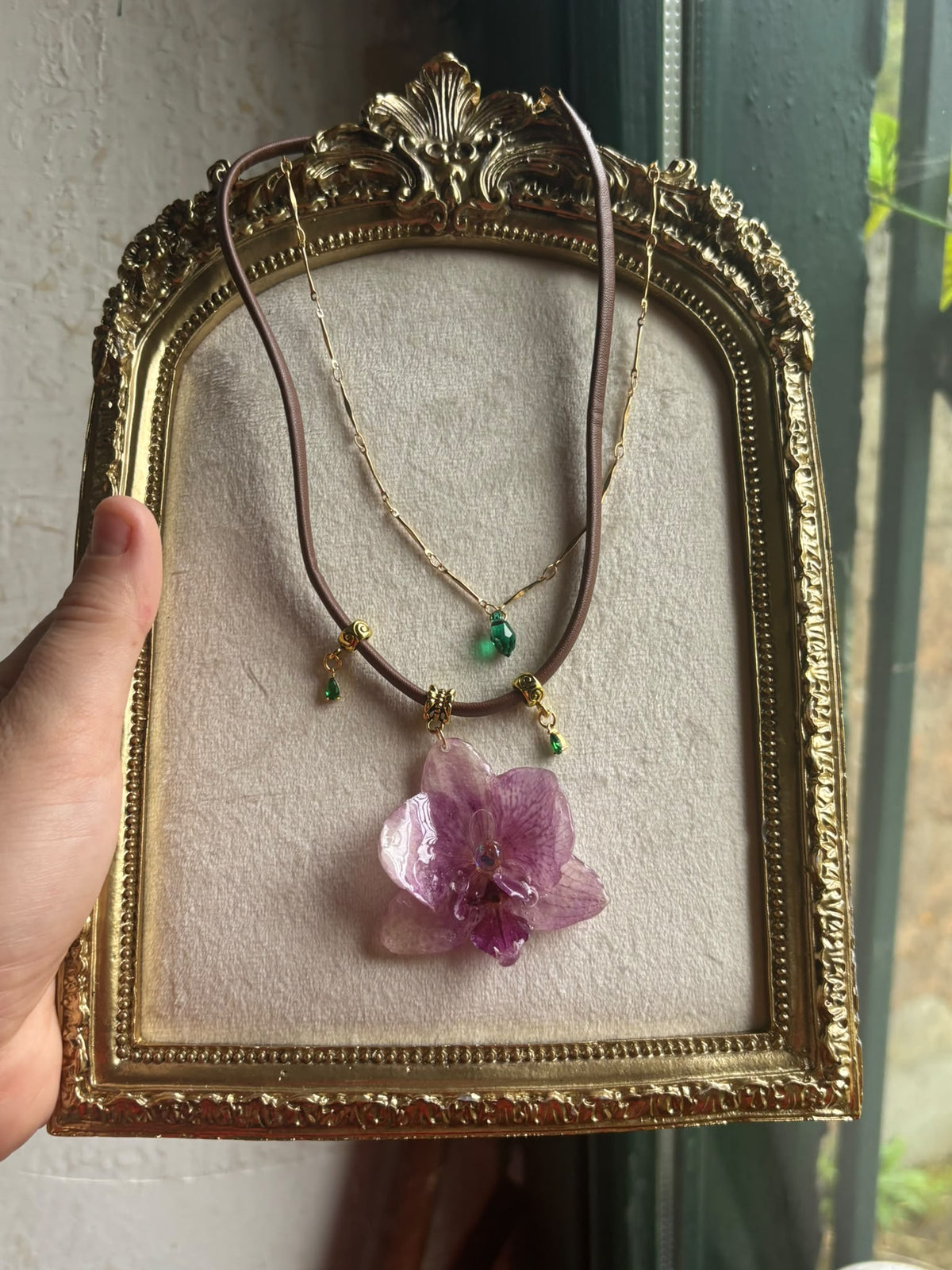 Collar Dorado con Flor Real Orquídea Morada| JOYERÍA BOTÁNICA |