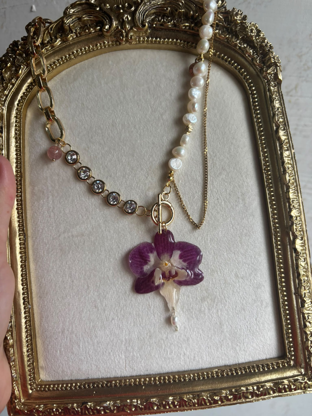 Collar Dorado con Flor Real Orquídea Morada-Blanca| JOYERÍA BOTÁNICA |