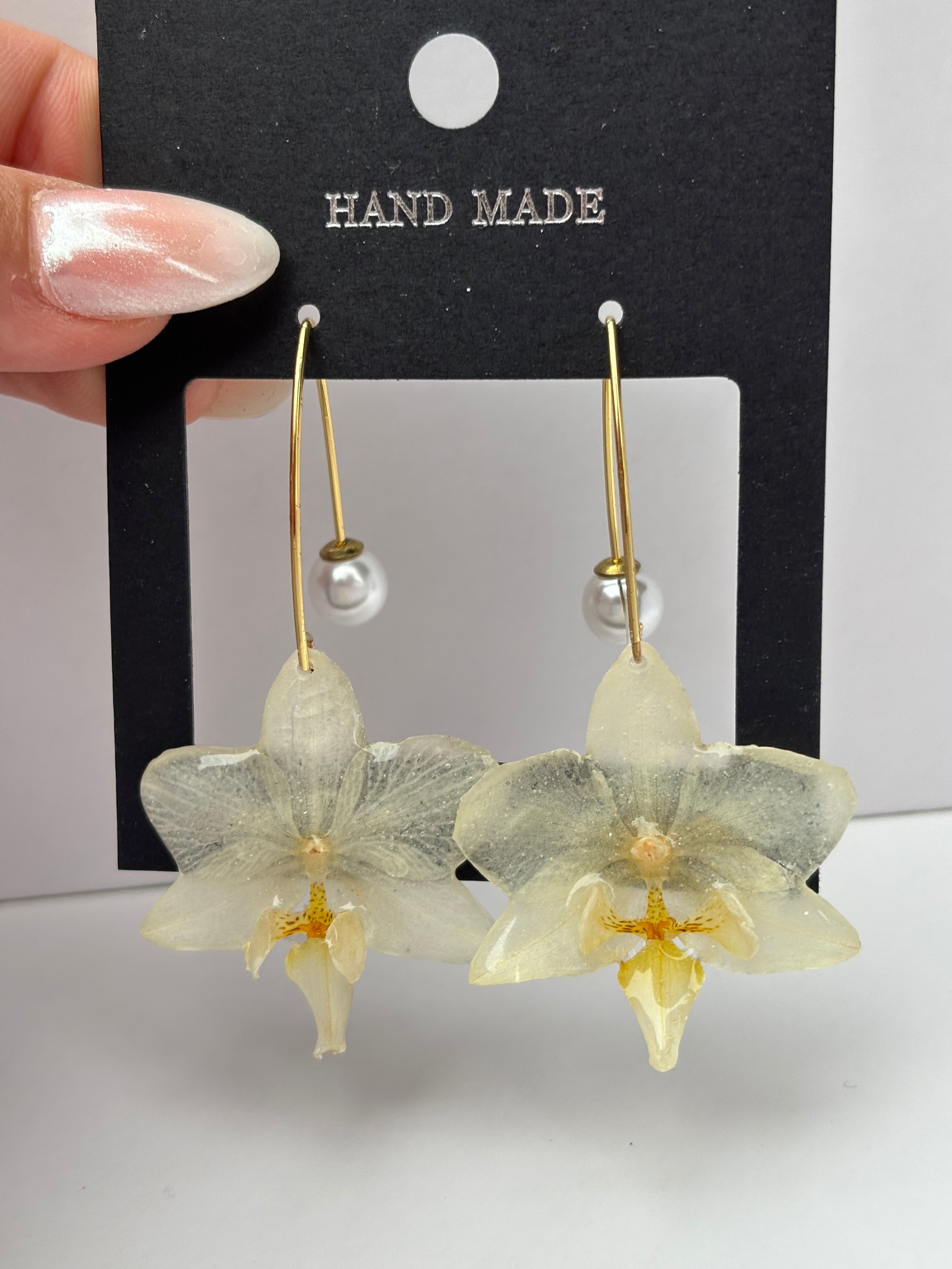 Pendientes Dorados con Flor Real Orquídea Blanca-Amarilla | JOYERÍA BOTÁNICA |