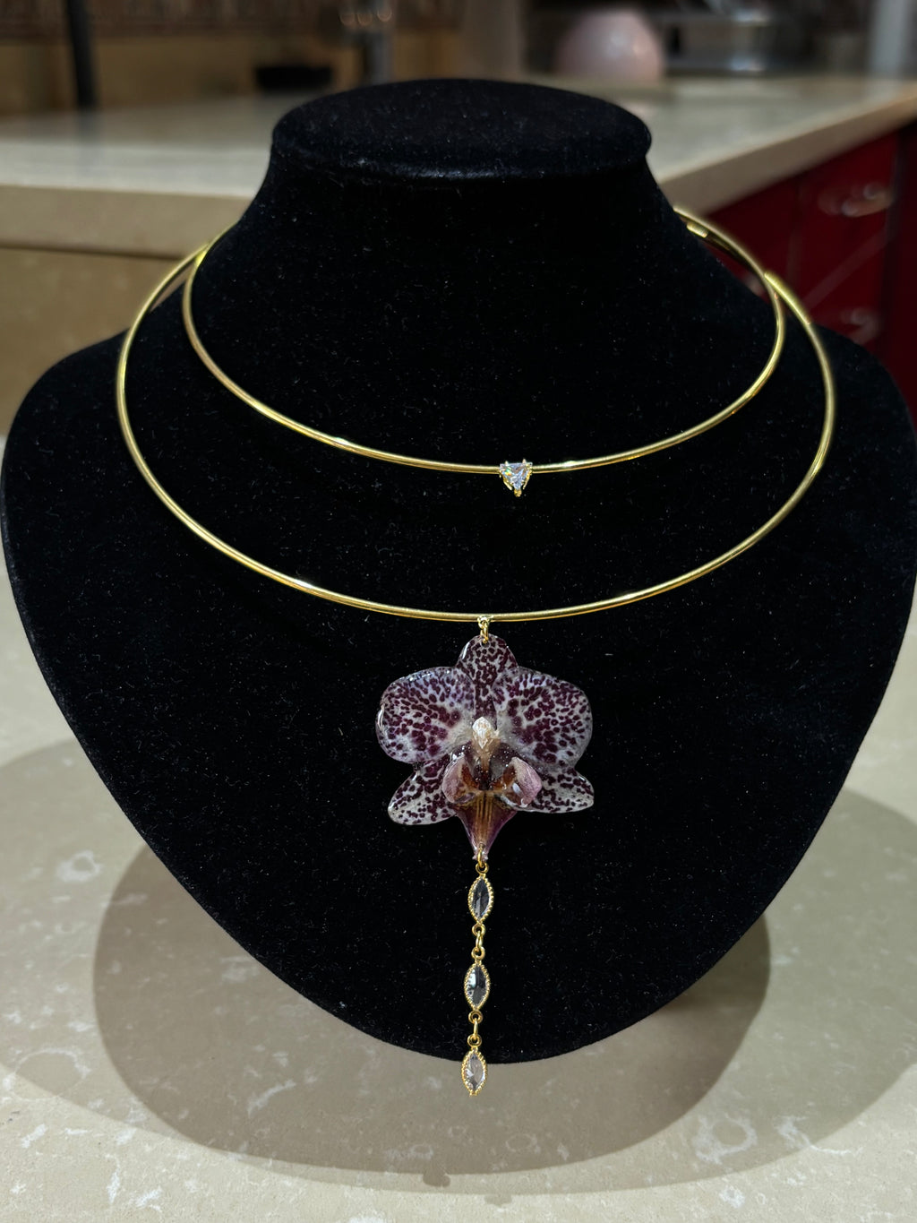 Collar Dorado con Flor Real Orquídea Blanca-Morada| JOYERÍA BOTÁNICA |