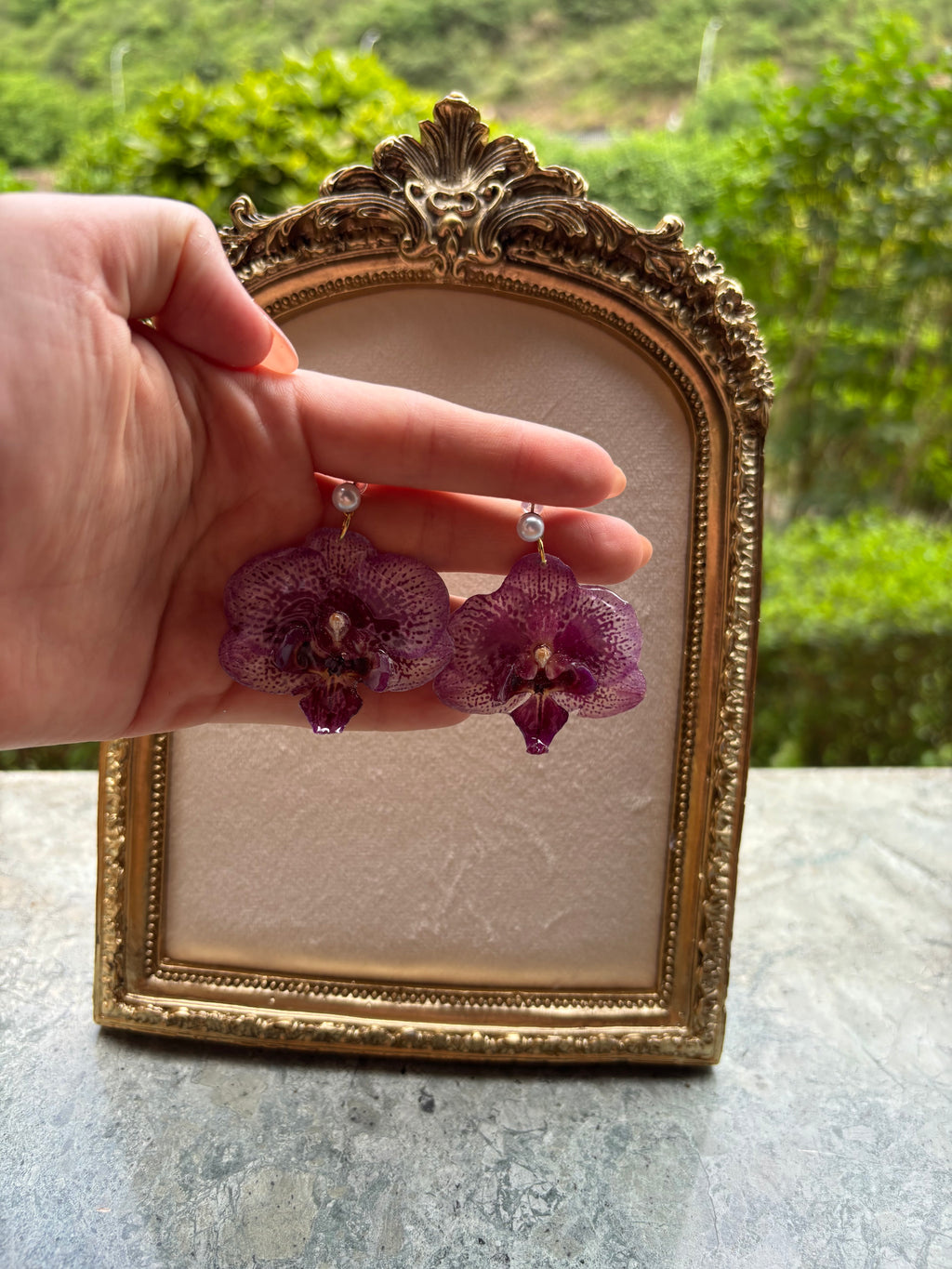 Pendientes Dorados con Flor Real Orquídea Morada | JOYERÍA BOTÁNICA |