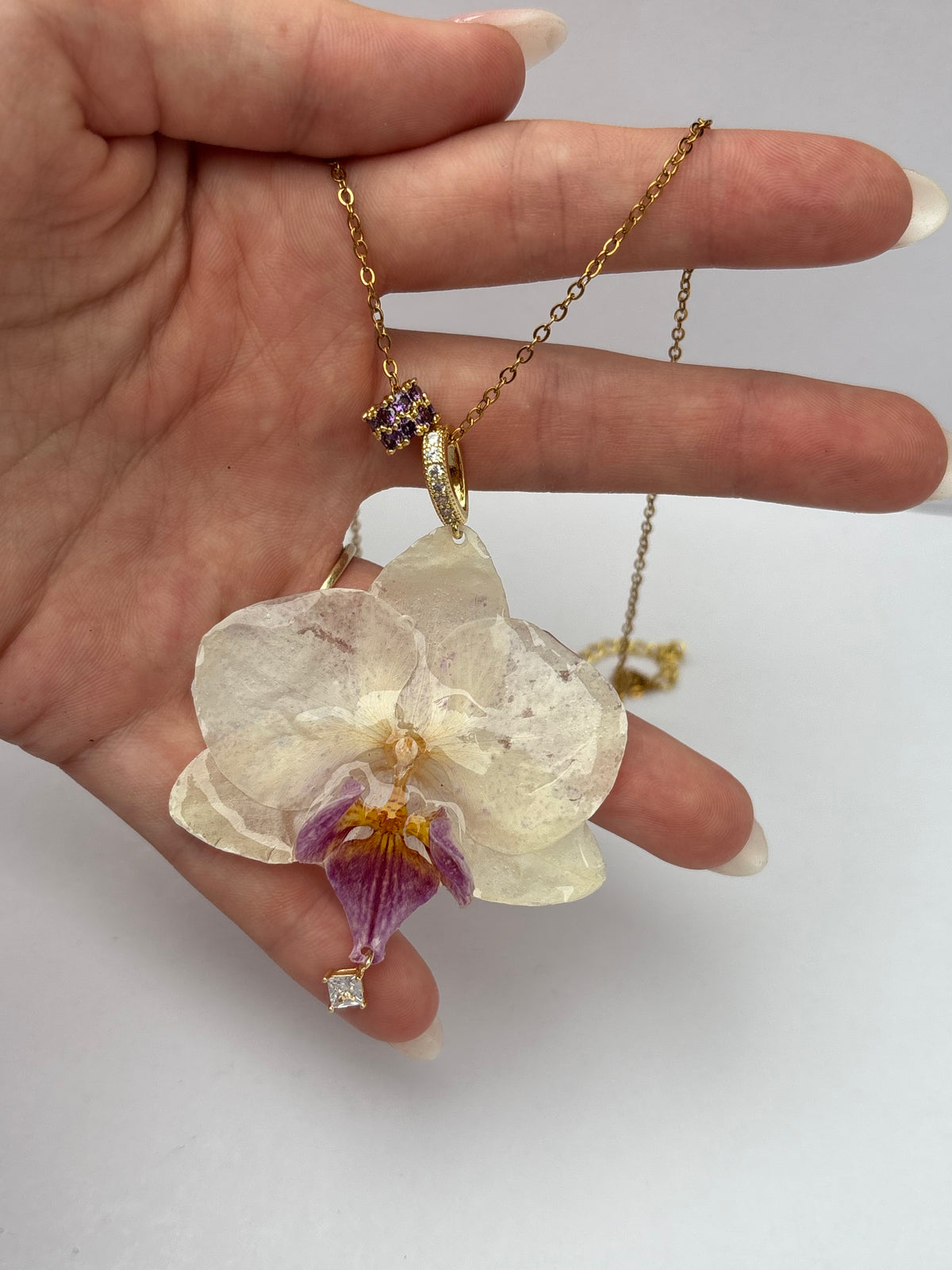 Collar Dorado con Flor Real Orquídea Blanca-Morada| JOYERÍA BOTÁNICA |