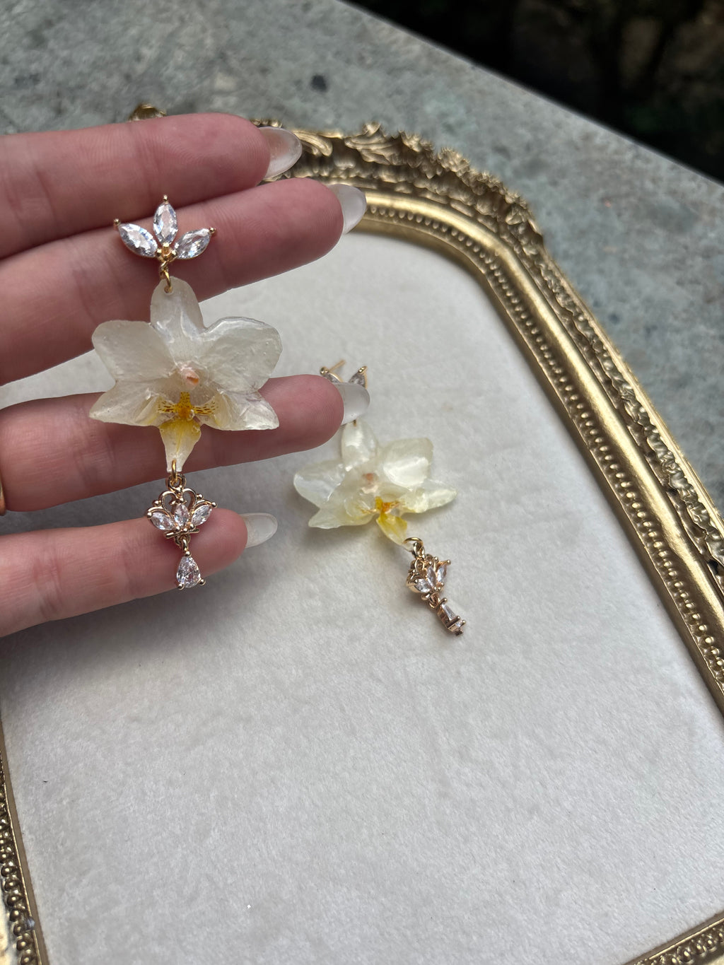 Pendientes Dorados con Flor Real Orquídea Blanca | JOYERÍA BOTÁNICA |