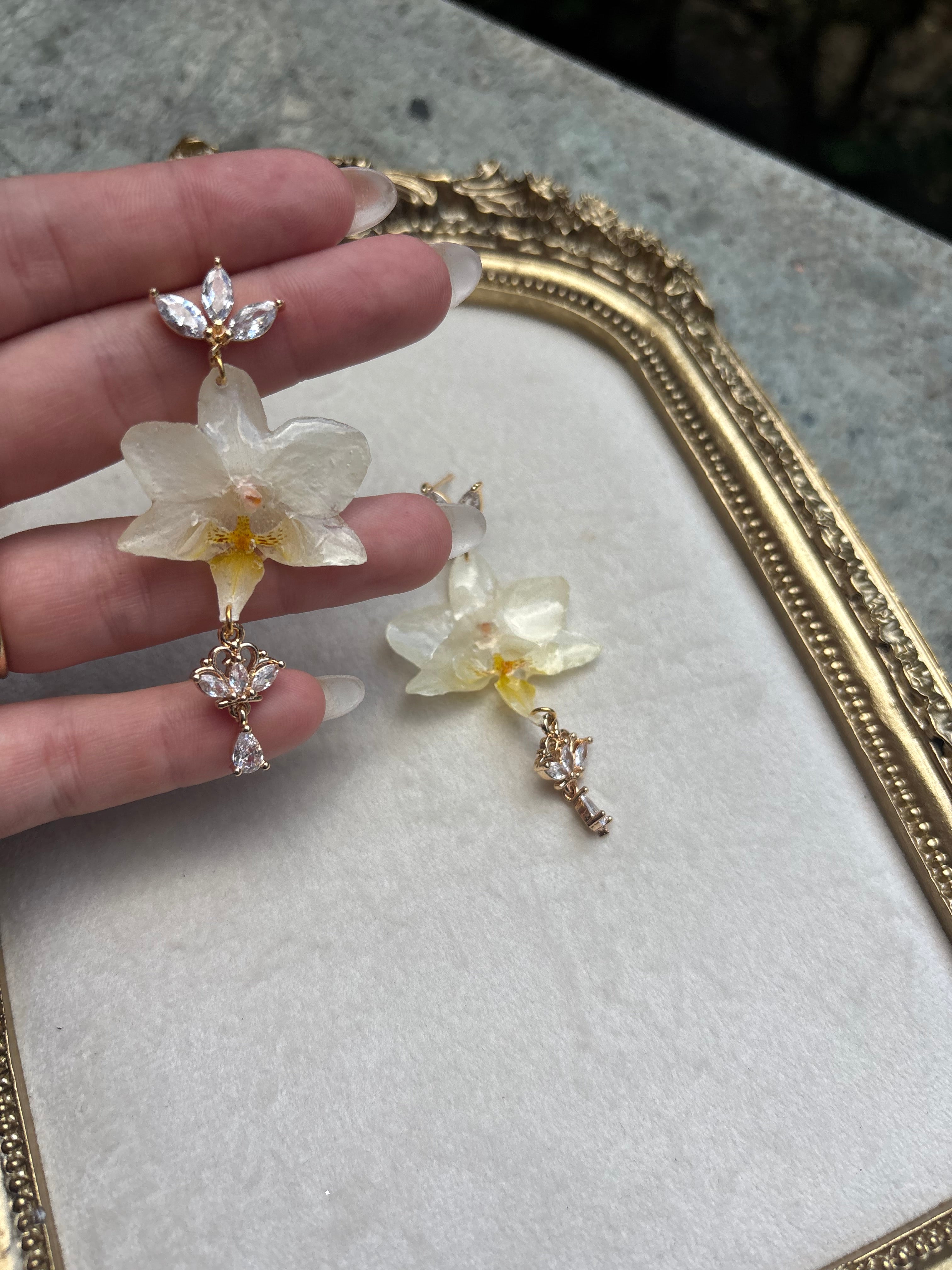 Pendientes Dorados con Flor Real Orquídea Blanca | JOYERÍA BOTÁNICA |