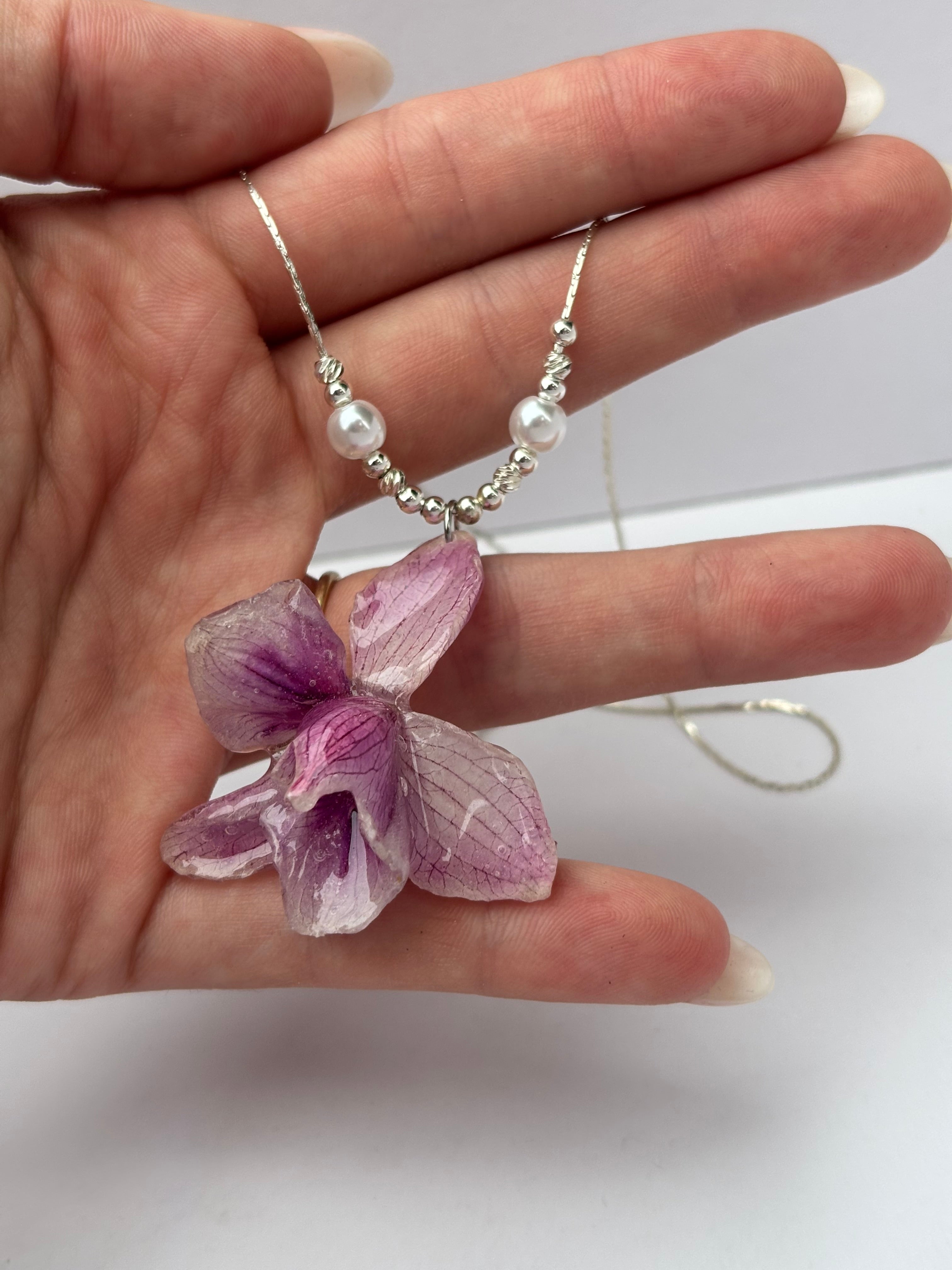 Collar Plateado con Flor Real Orquídea Morada | JOYERÍA BOTÁNICA |