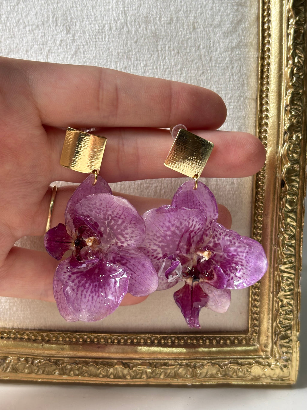 Pendientes Dorados con Flor Real Orquídea Rosa-Morada | JOYERÍA BOTÁNICA |